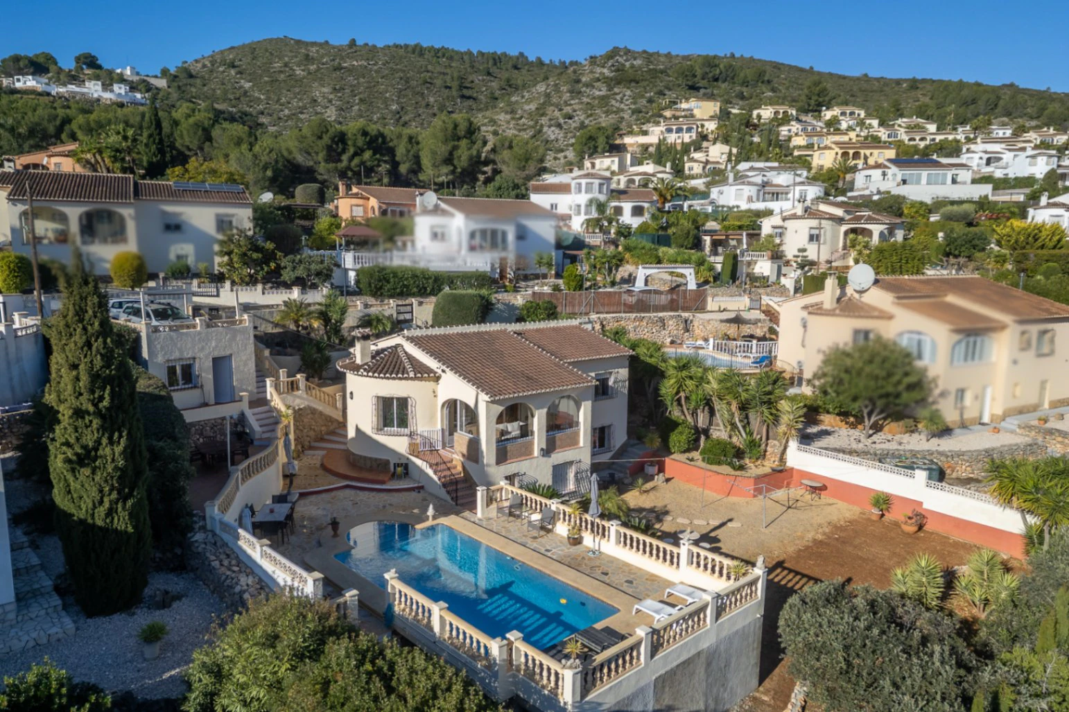 Villa en venta en Alcalali: fabulosas vistas a la montaña, excelente privacidad.