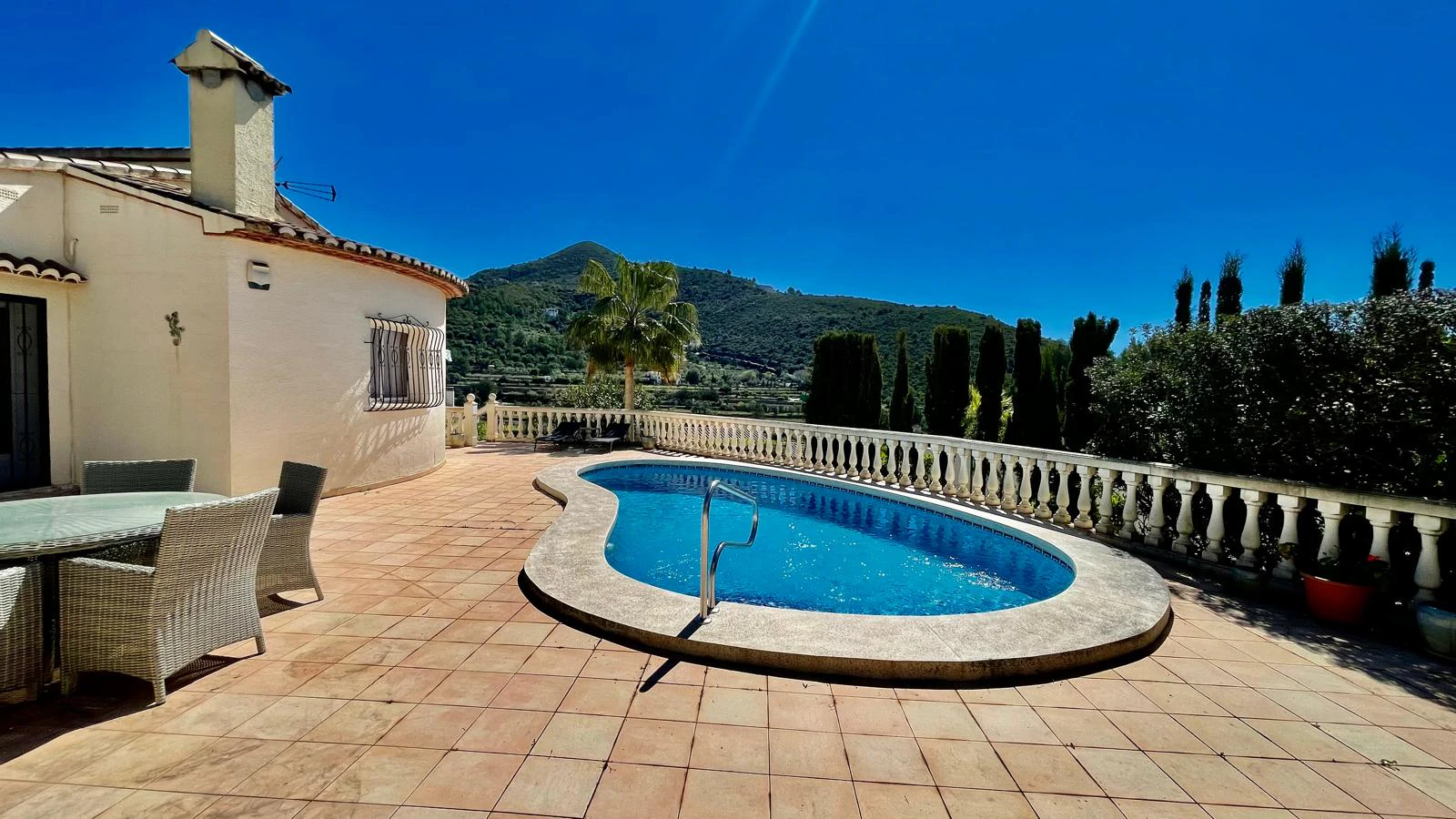 Villa en venta en Alcalali: parcela en esquina con vistas a la montaña