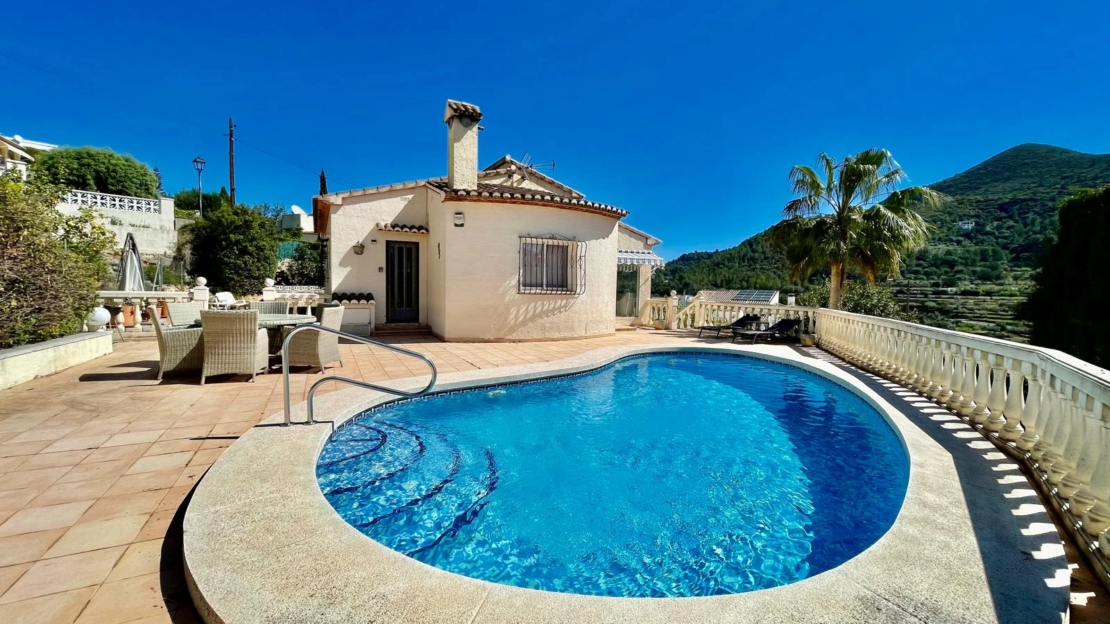 Villa en venta en Alcalali: parcela en esquina con vistas a la montaña