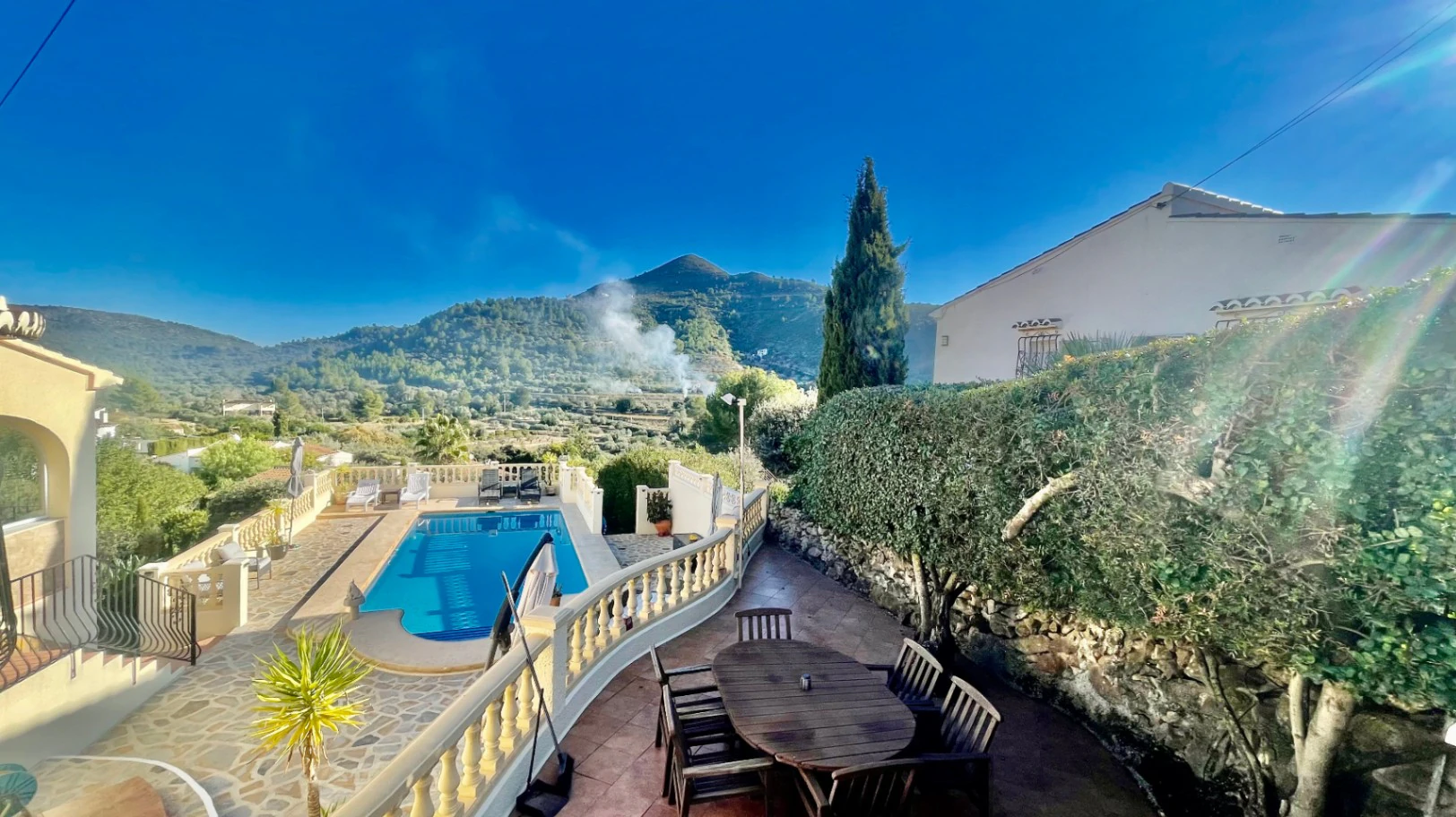 Villa en venta en Alcalali: fabulosas vistas a la montaña, excelente privacidad.