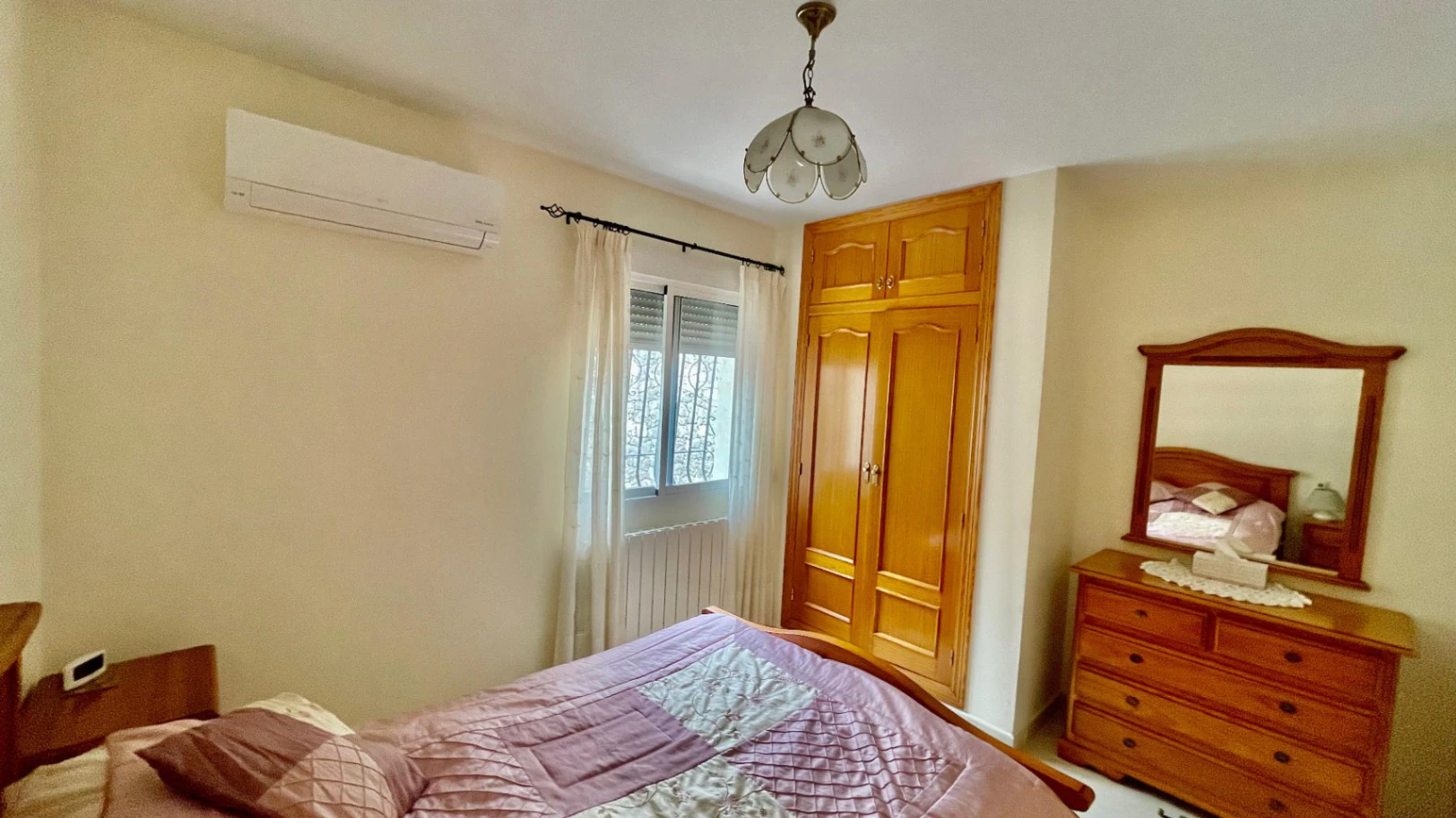 Villa en venta en Alcalali: fabulosas vistas, apartamento independiente.