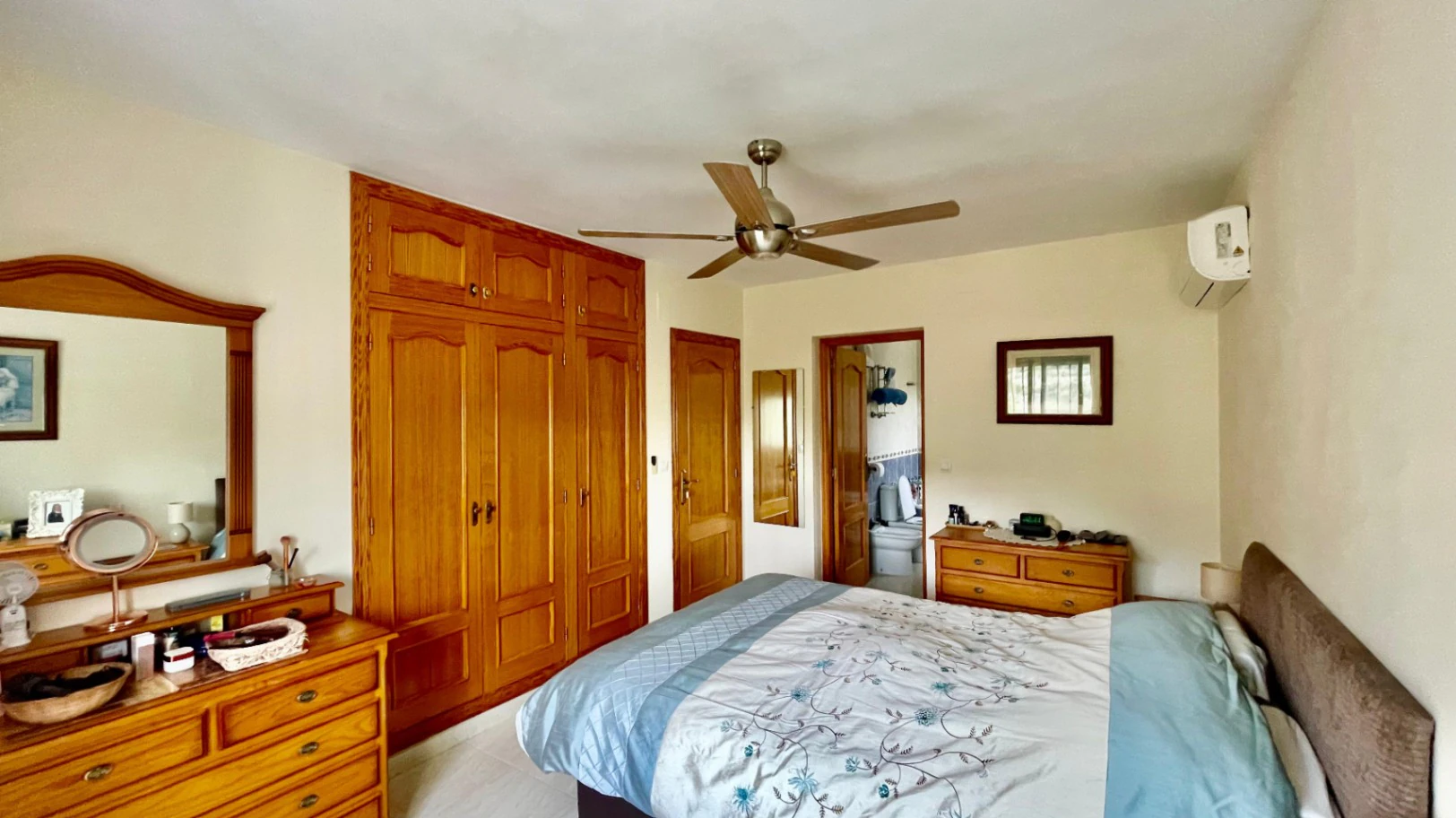 Villa en venta en Alcalali: fabulosas vistas, apartamento independiente.