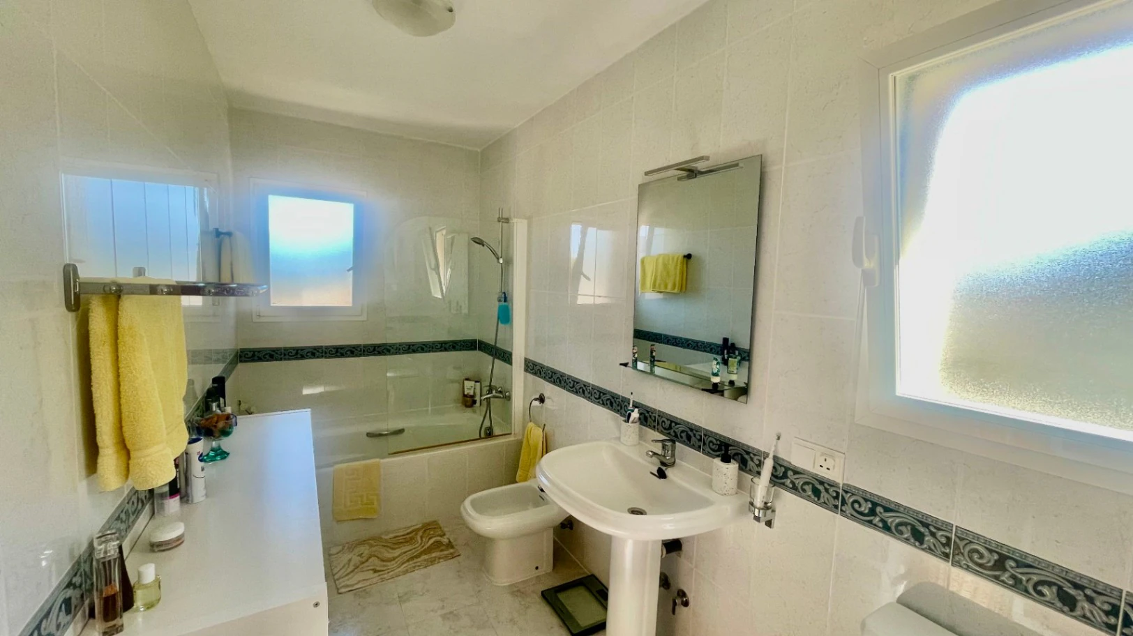 Villa for sale in Alcalali: Modern, immaculate, spacious corner plot