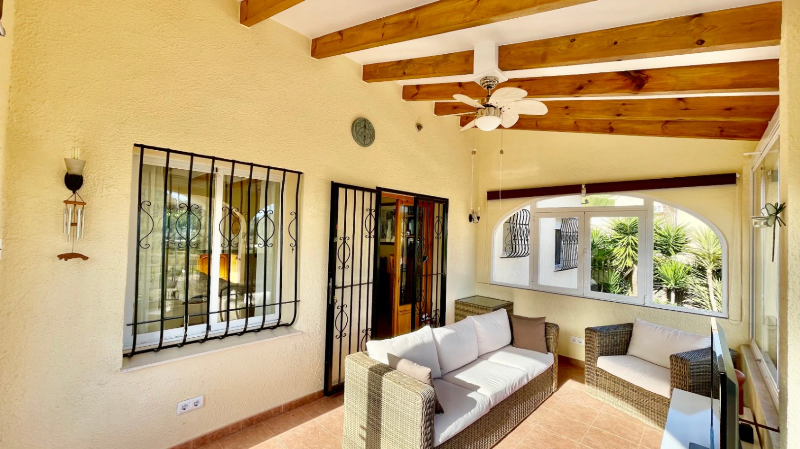 Villa en venta en Alcalali: fabulosas vistas a la montaña, excelente privacidad.