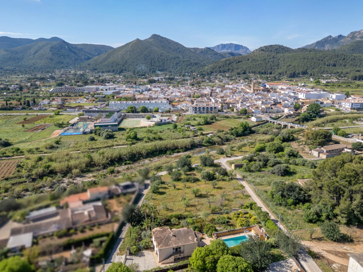 Villa en venta en Jalón: parcela llana y espaciosa, en una zona tranquila