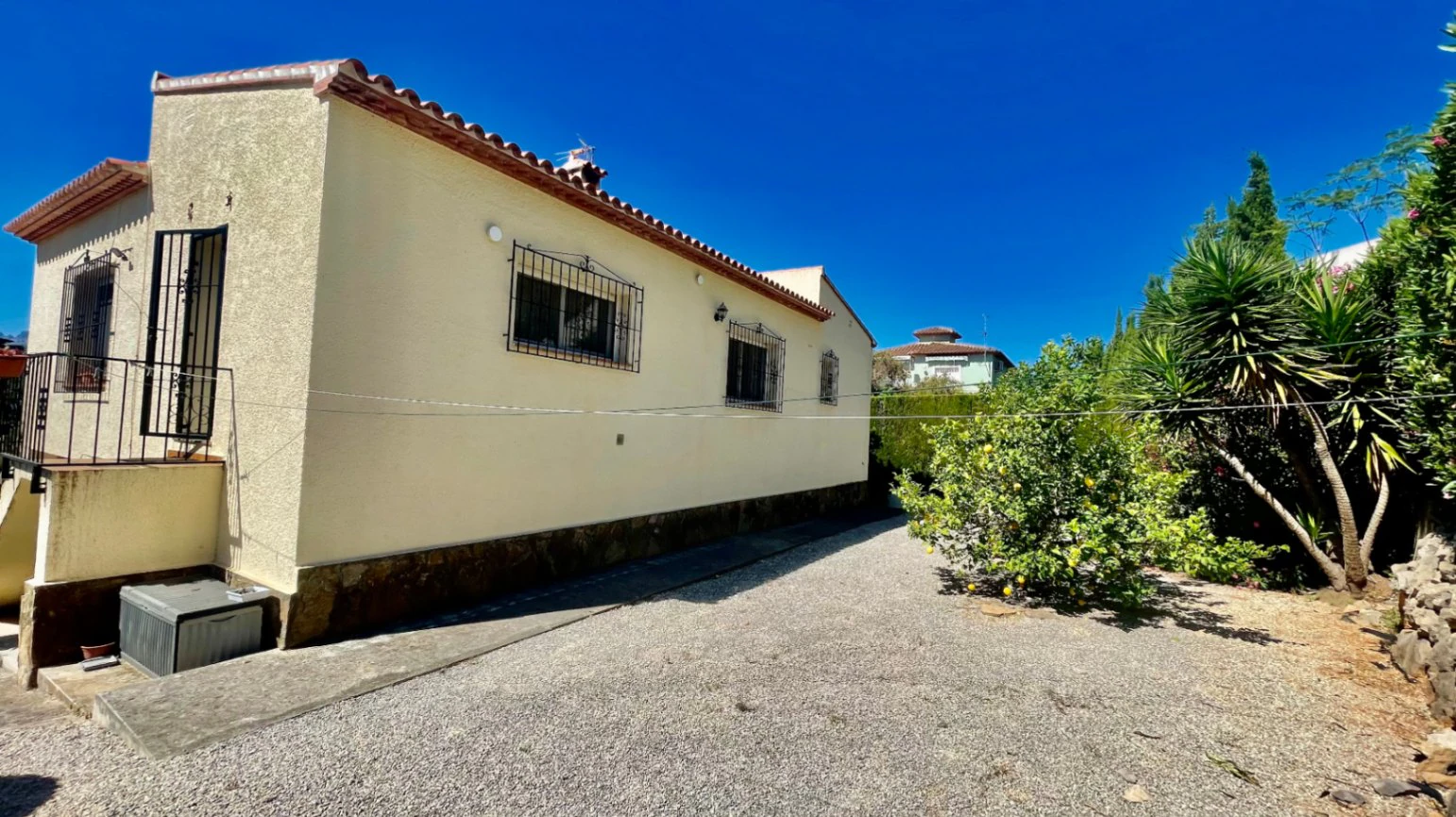 Villa en venta en Alcalalí: Ubicación privilegiada, espaciosa de una sola planta.