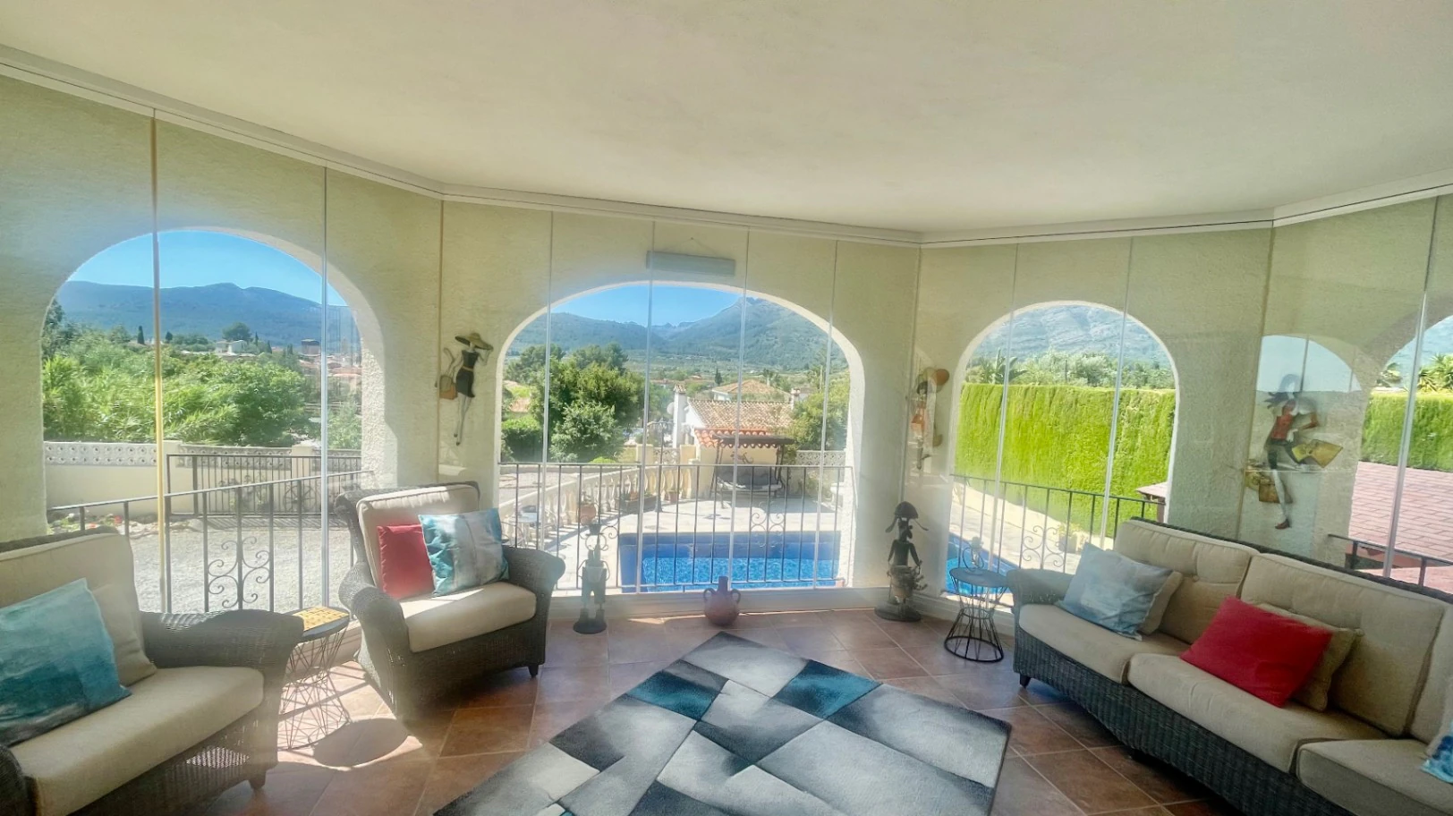 Villa en venta en Alcalalí: Ubicación privilegiada, espaciosa de una sola planta.