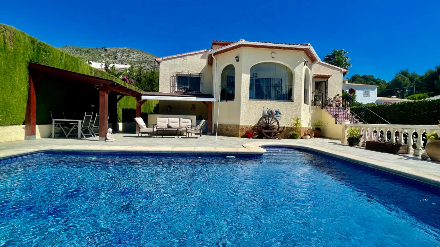 Villa en venta en Alcalalí: Ubicación privilegiada, espaciosa de una sola planta.