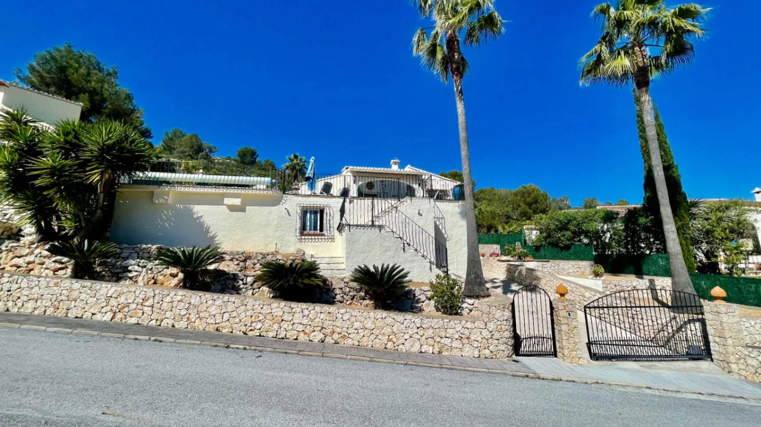 Villa en venta en Alcalali: elegante, de una sola planta, con vistas panorámicas