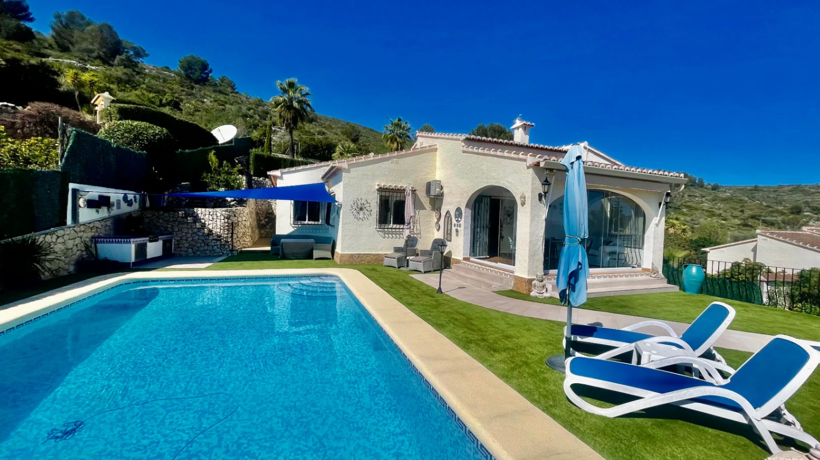 Villa en venta en Alcalali: elegante, de una sola planta, con vistas panorámicas