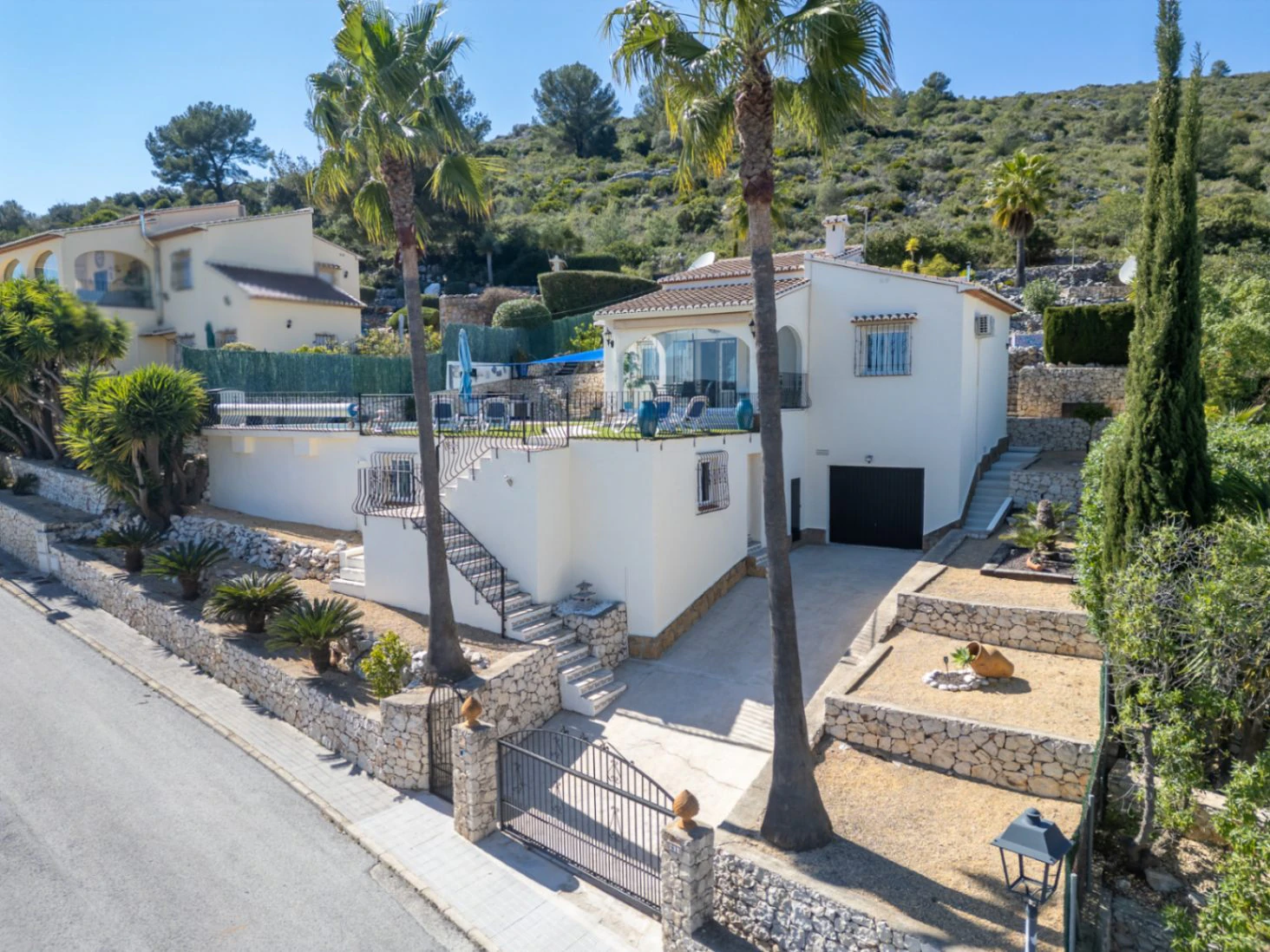 Villa en venta en Alcalali: elegante, de una sola planta, con vistas panorámicas