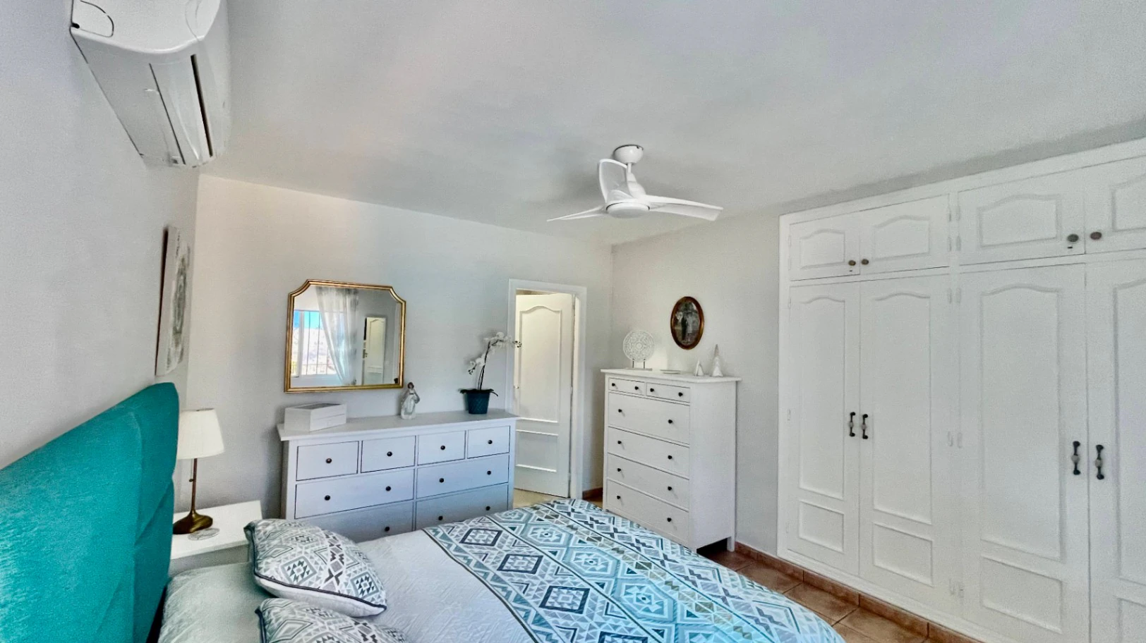 Villa en venta en Alcalali: elegante, de una sola planta, con vistas panorámicas