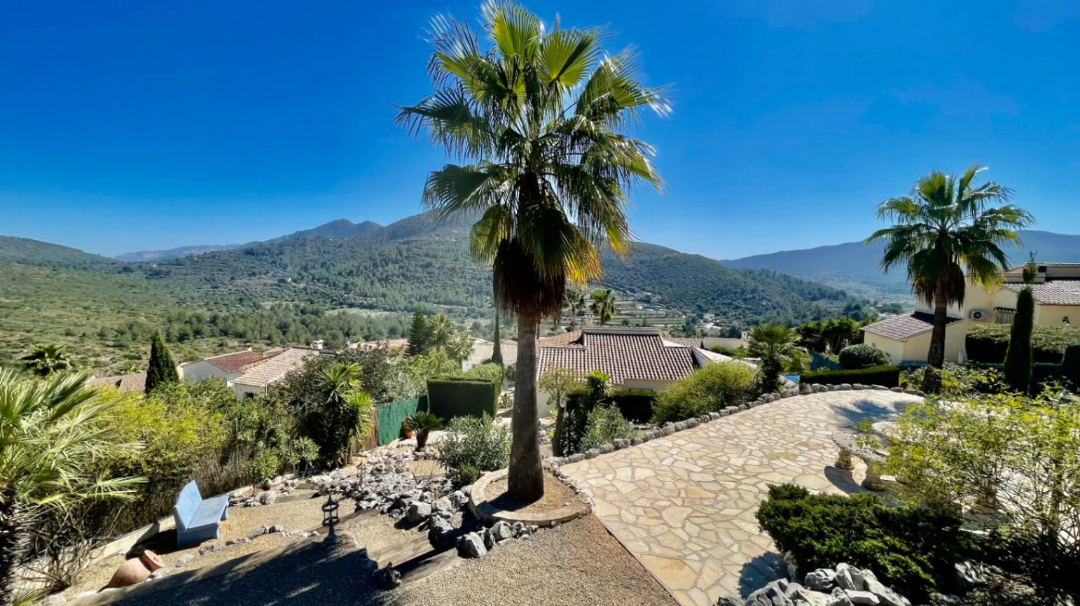 Villa en venta en Alcalali: elegante, de una sola planta, con vistas panorámicas