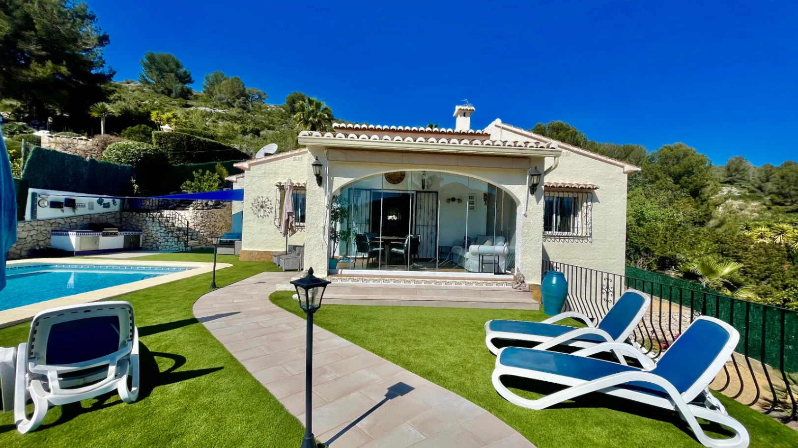 Villa en venta en Alcalali: elegante, de una sola planta, con vistas panorámicas