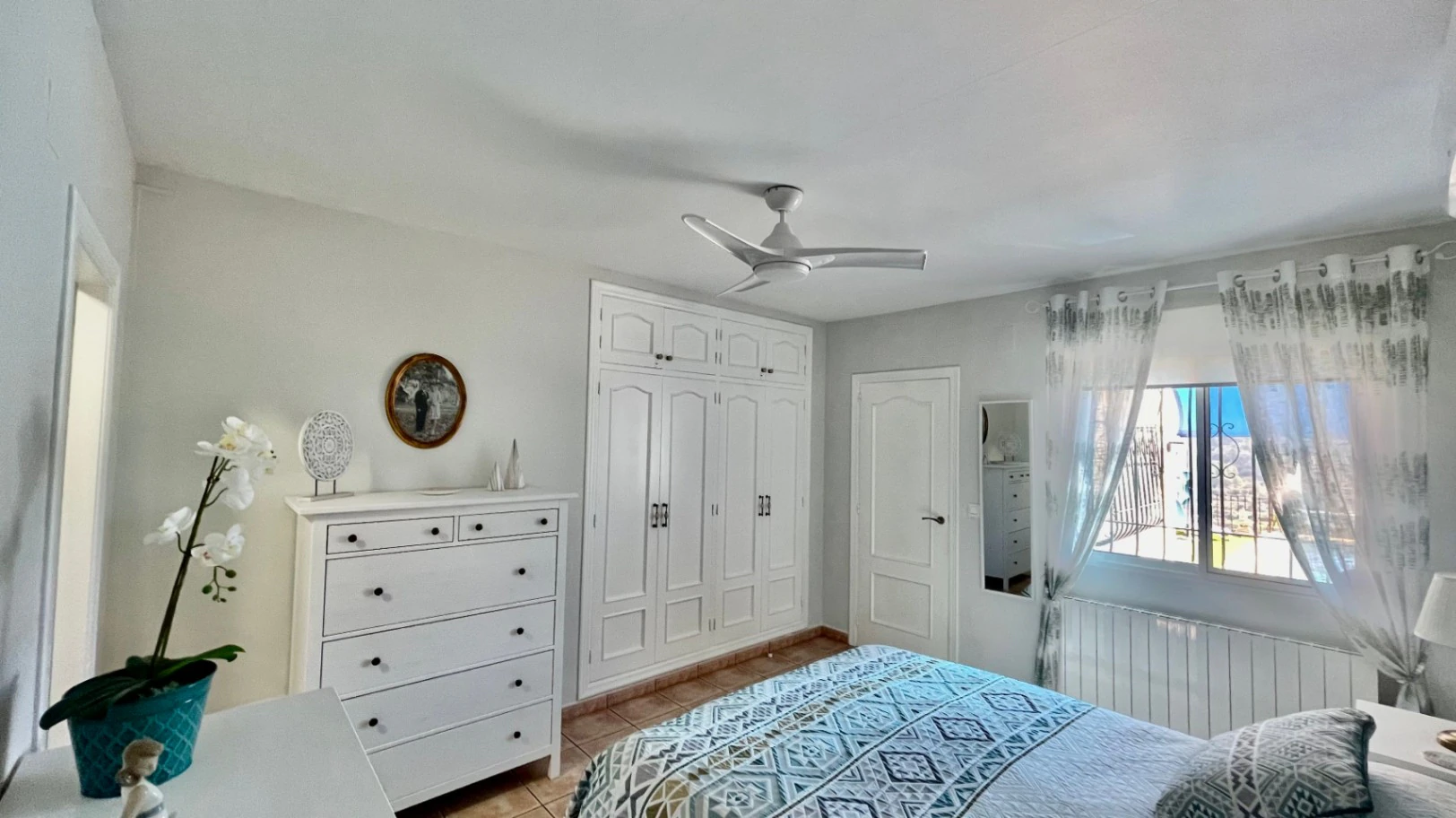 Villa en venta en Alcalali: elegante, de una sola planta, con vistas panorámicas