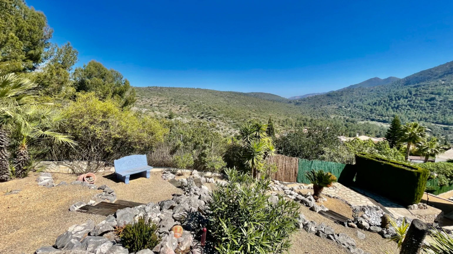 Villa en venta en Alcalali: elegante, de una sola planta, con vistas panorámicas