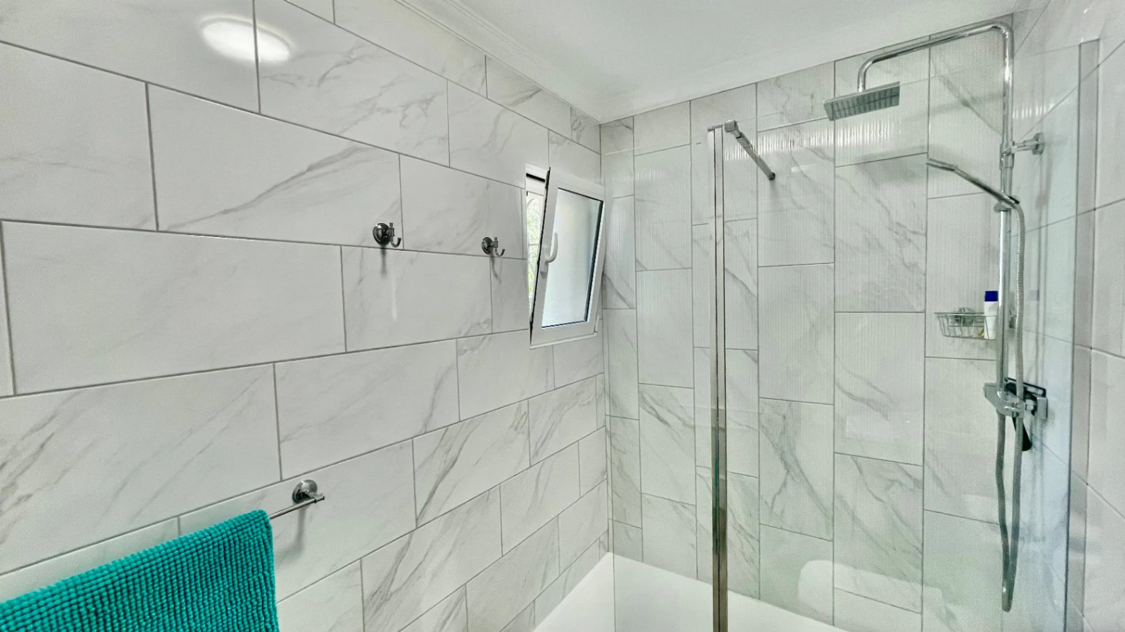 Villa en venta en Alcalali: elegante, de una sola planta, con vistas panorámicas