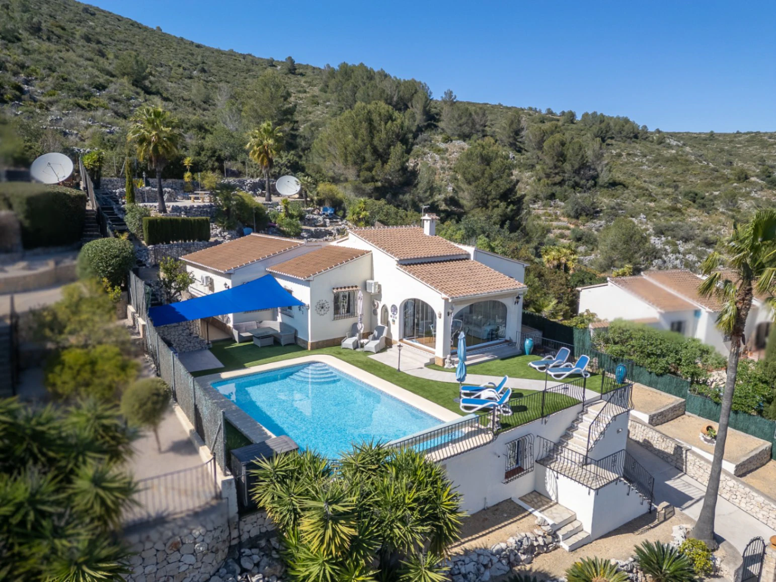 Villa en venta en Alcalali: elegante, de una sola planta, con vistas panorámicas