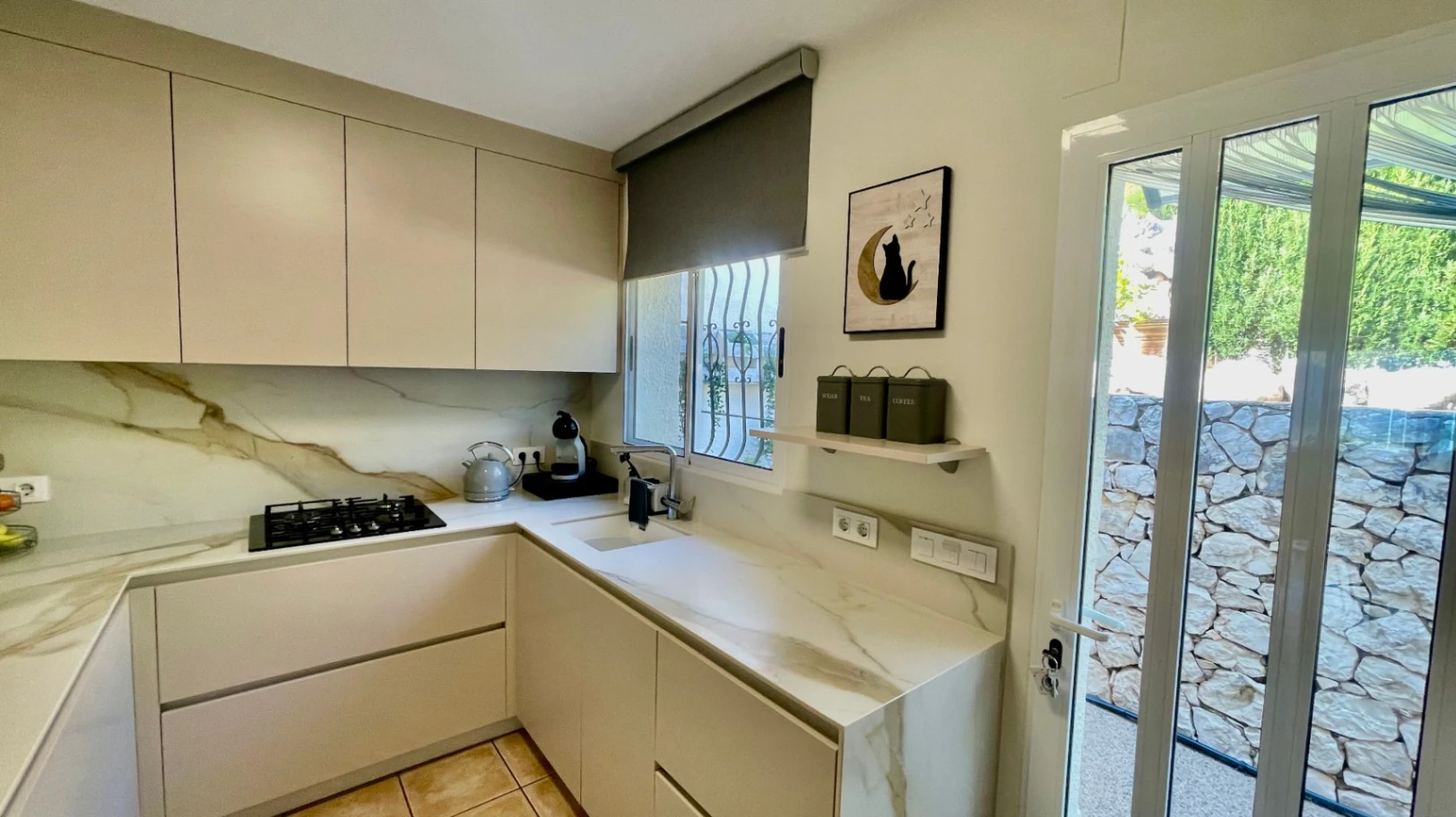 Villa en venta en Alcalali: elegante, de una sola planta, con vistas panorámicas