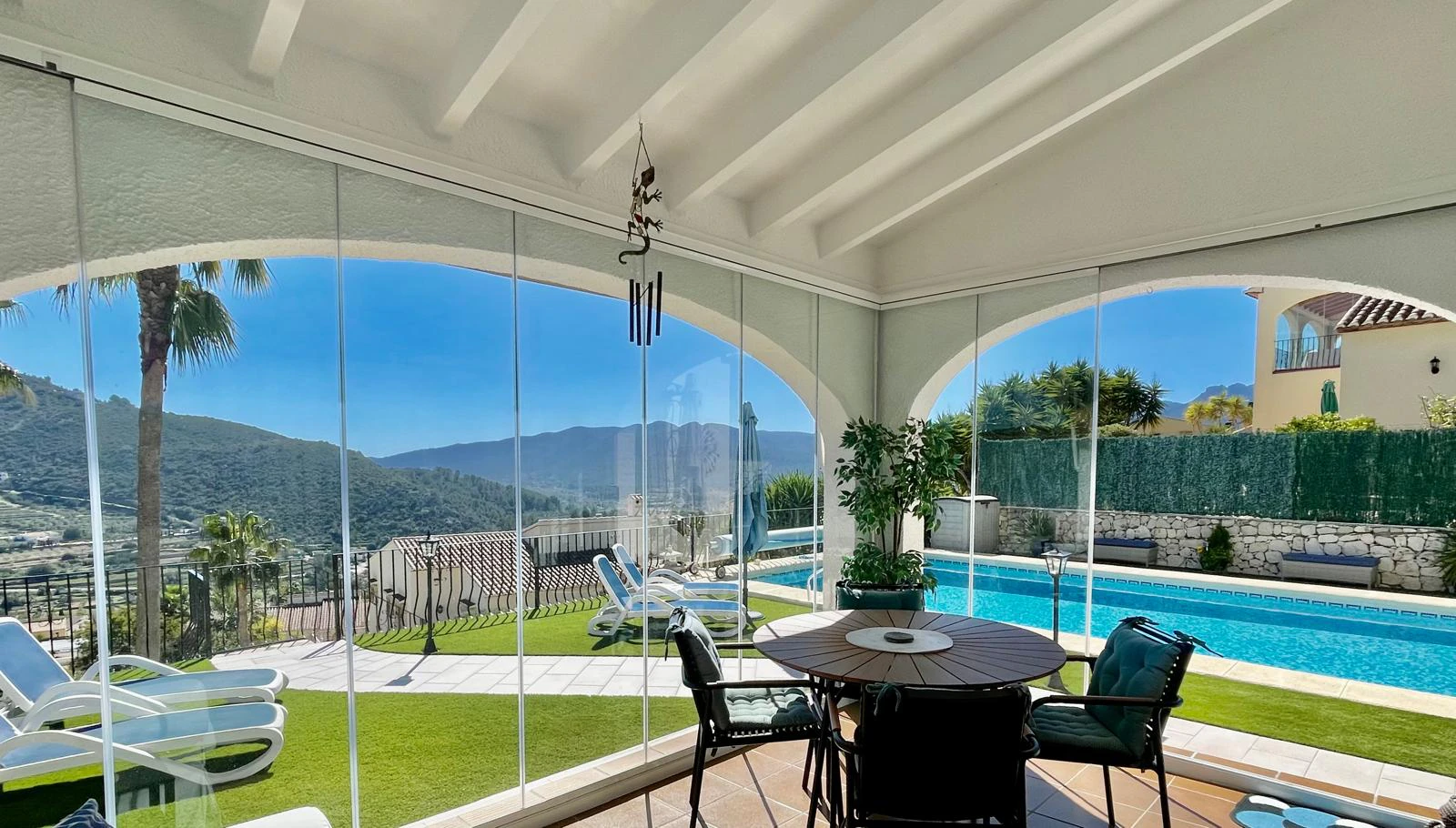 Villa en venta en Alcalali: elegante, de una sola planta, con vistas panorámicas