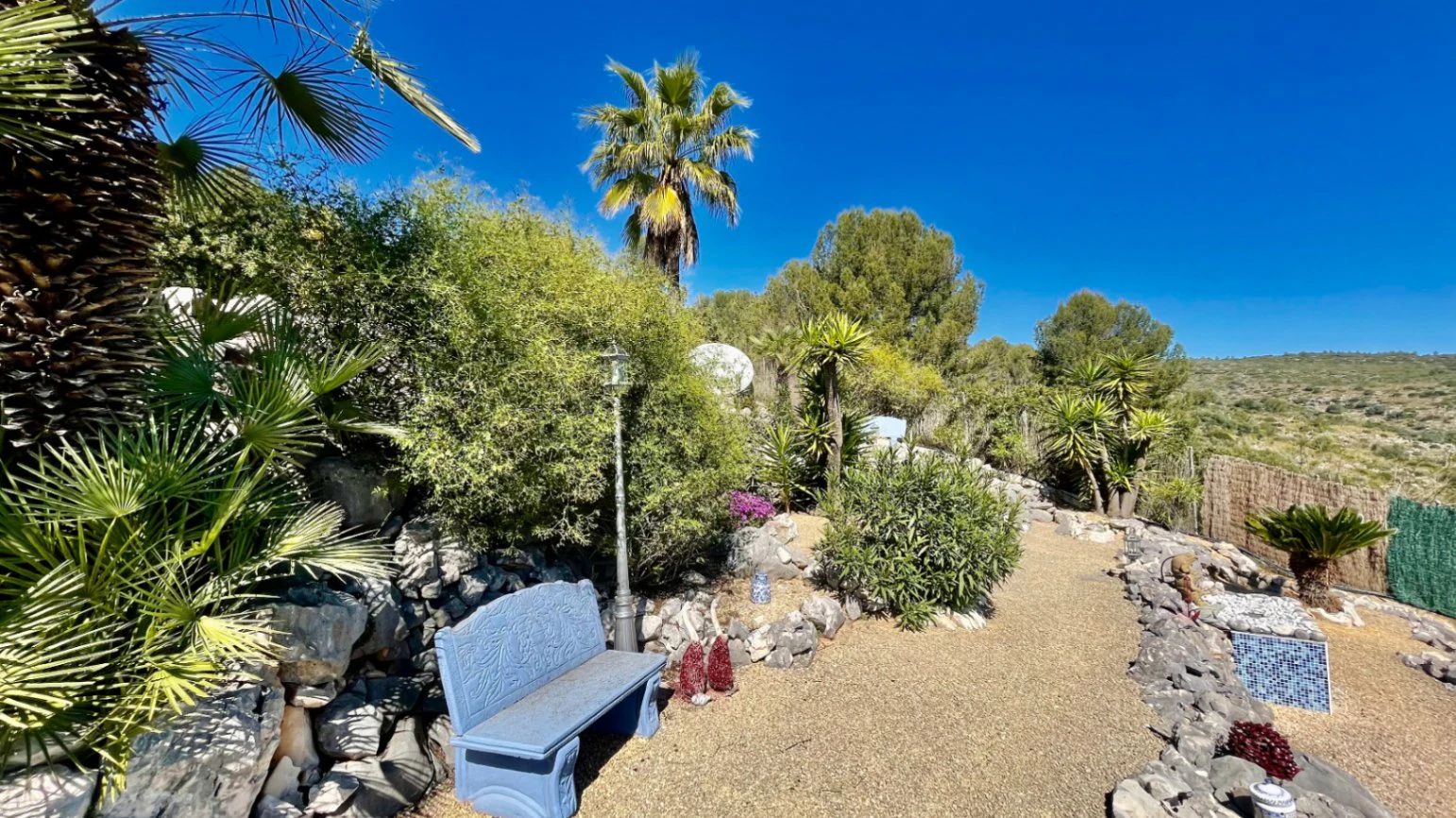 Villa en venta en Alcalali: elegante, de una sola planta, con vistas panorámicas