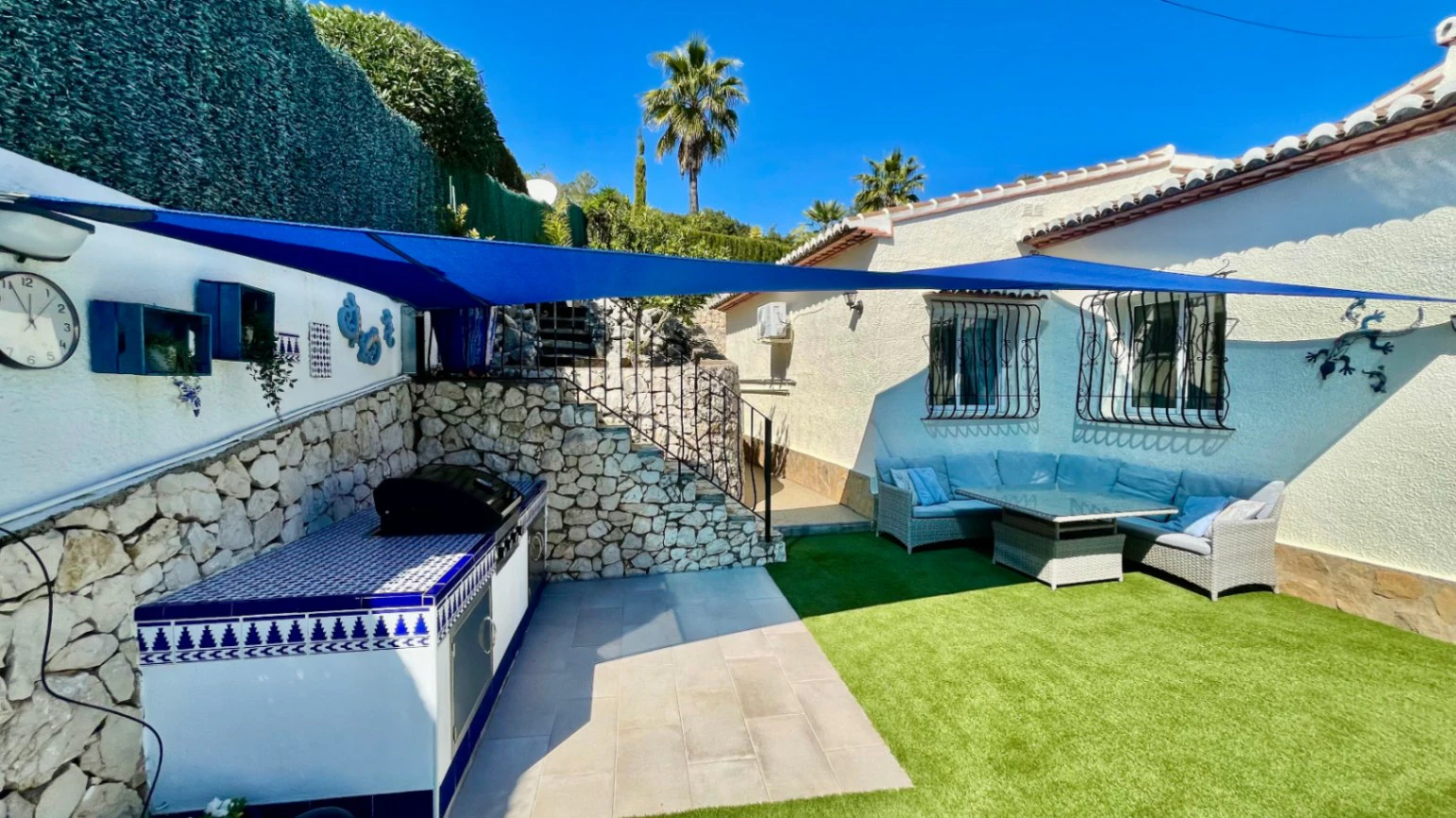 Villa en venta en Alcalali: elegante, de una sola planta, con vistas panorámicas