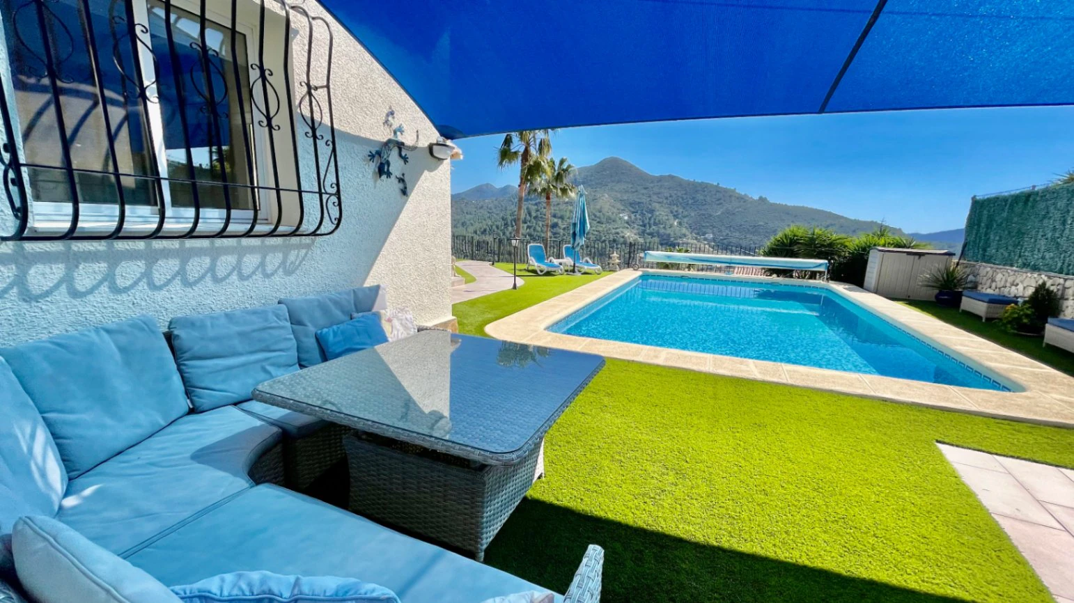 Villa en venta en Alcalali: elegante, de una sola planta, con vistas panorámicas
