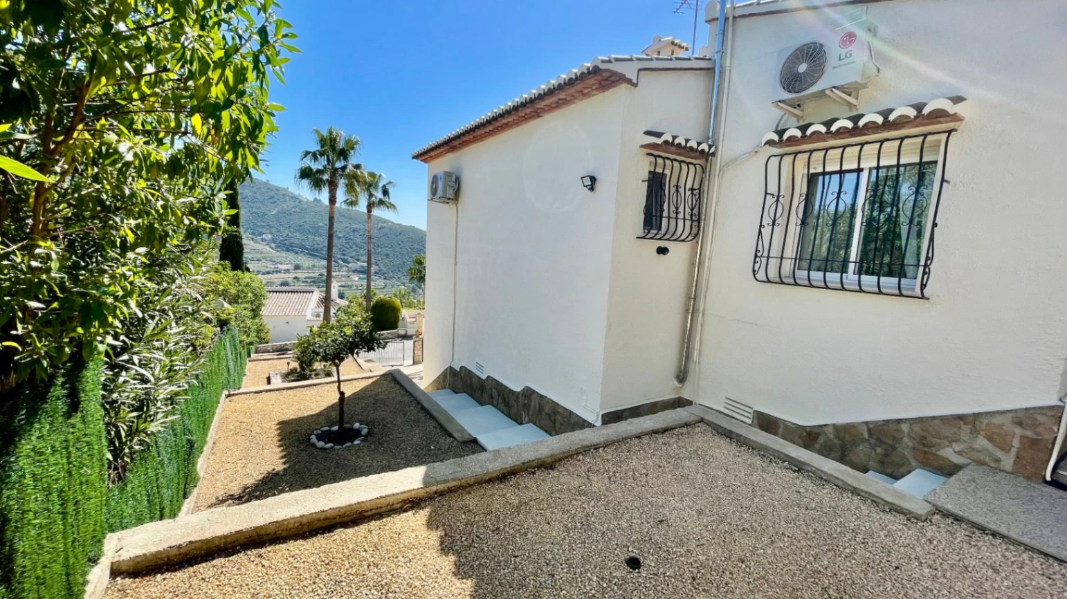 Villa en venta en Alcalali: elegante, de una sola planta, con vistas panorámicas