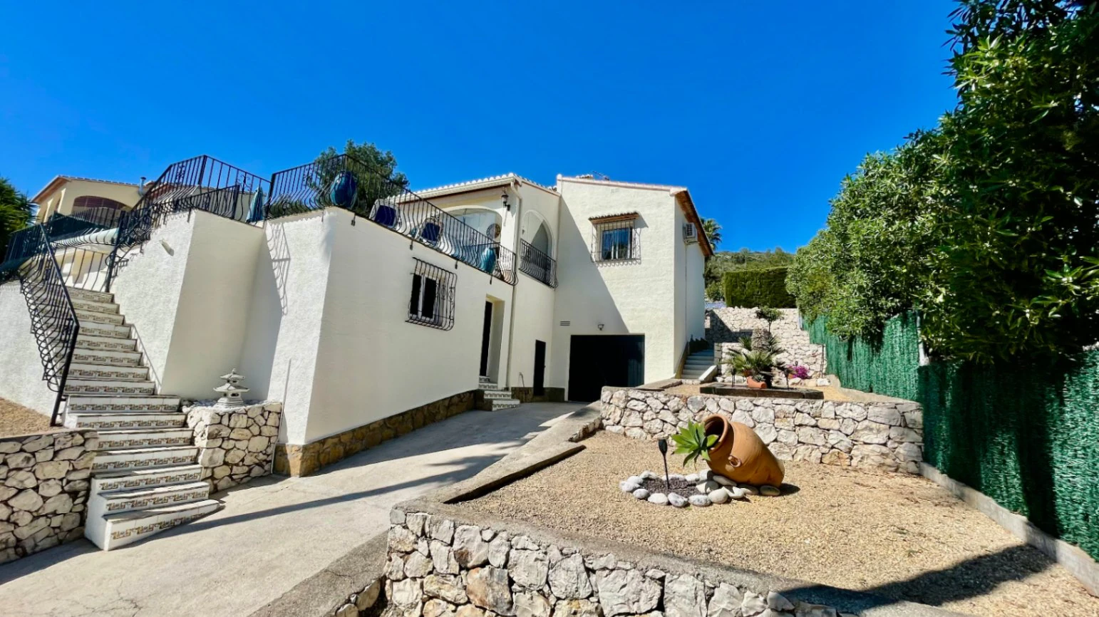 Villa en venta en Alcalali: elegante, de una sola planta, con vistas panorámicas