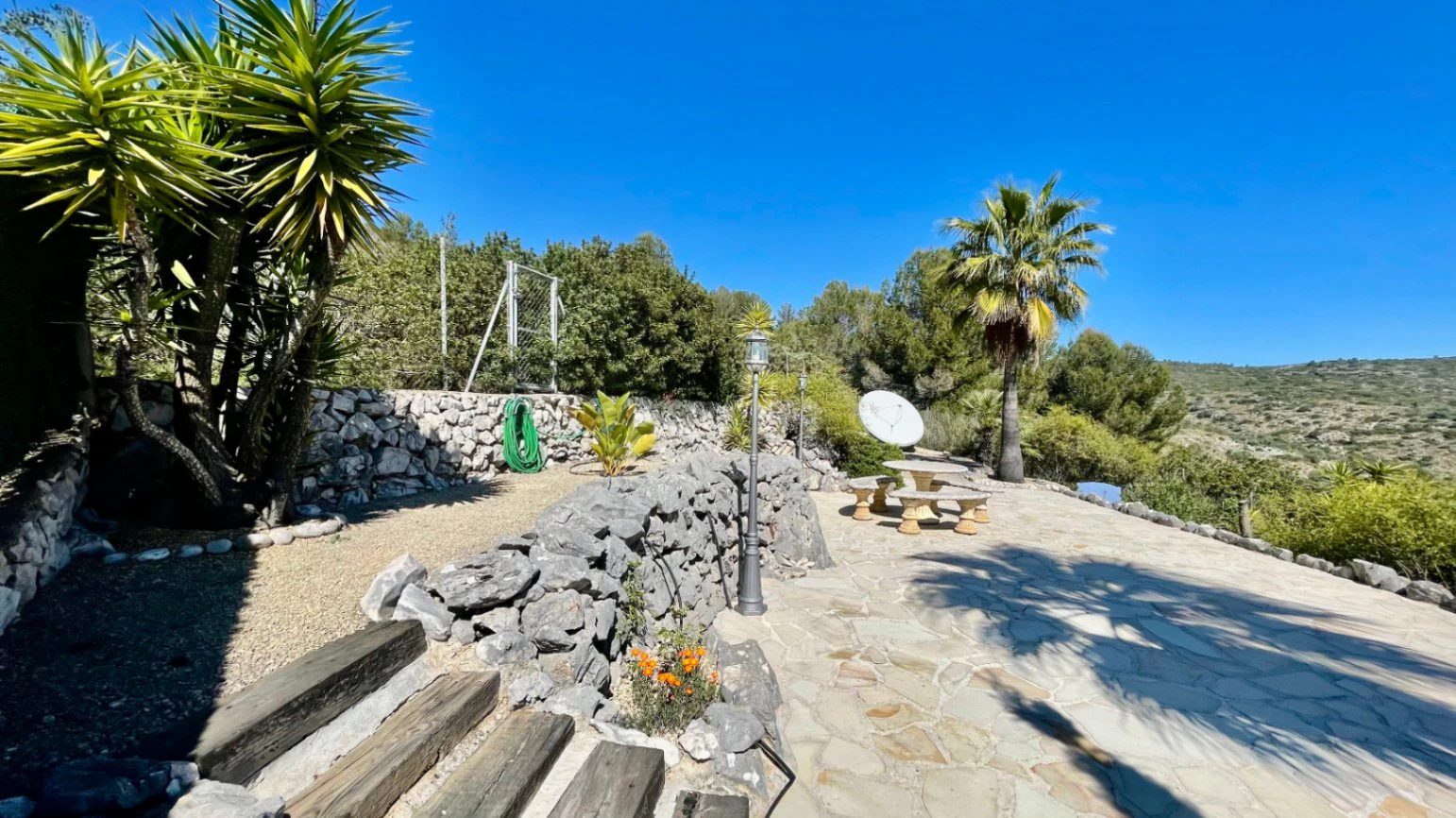 Villa en venta en Alcalali: elegante, de una sola planta, con vistas panorámicas