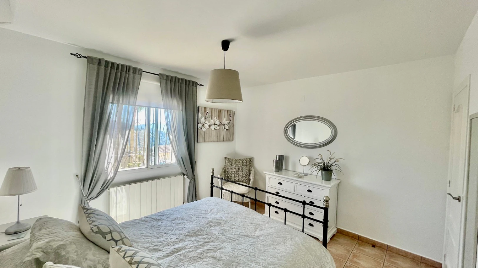 Villa en venta en Alcalali: elegante, de una sola planta, con vistas panorámicas