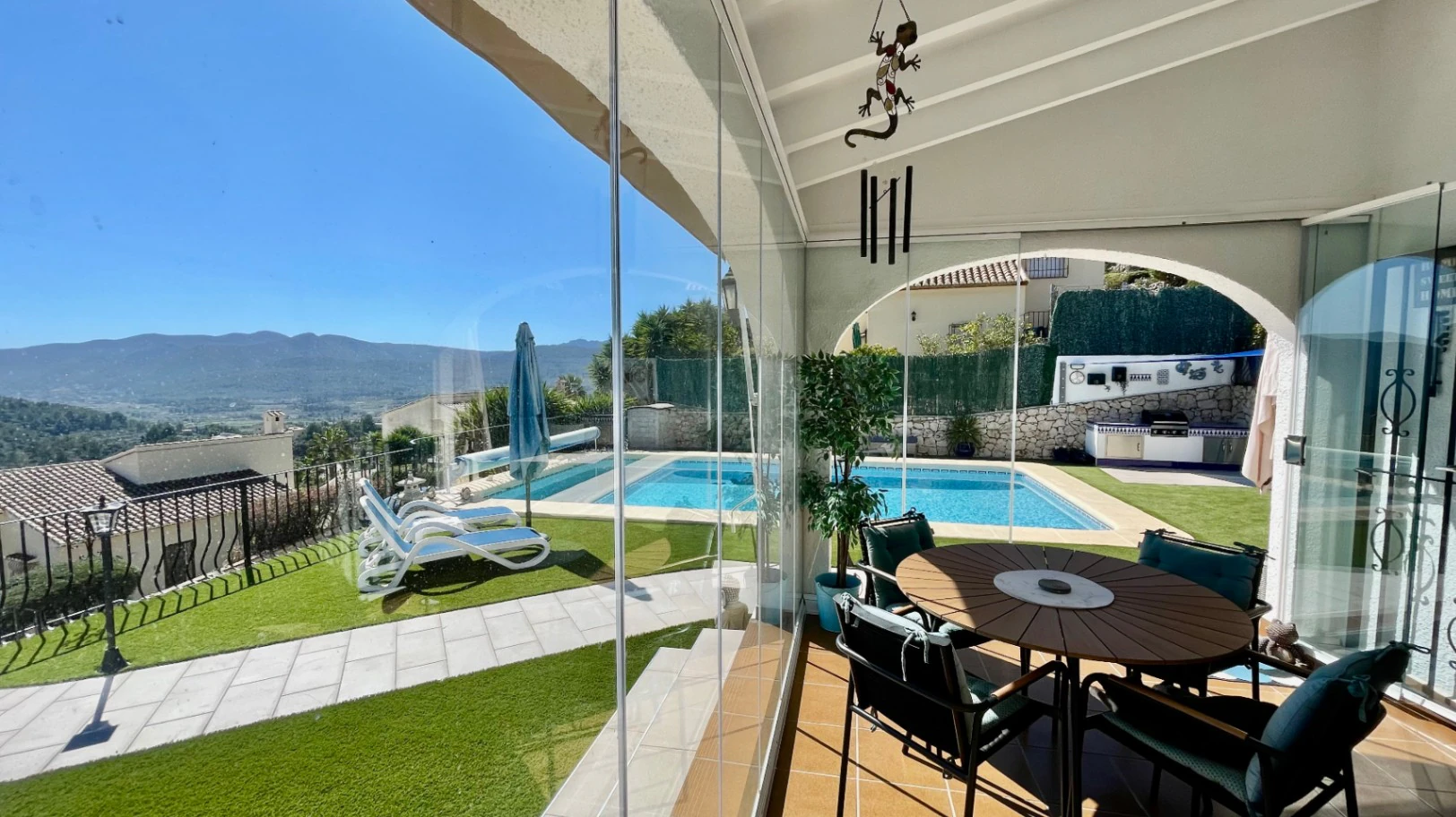 Villa en venta en Alcalali: elegante, de una sola planta, con vistas panorámicas