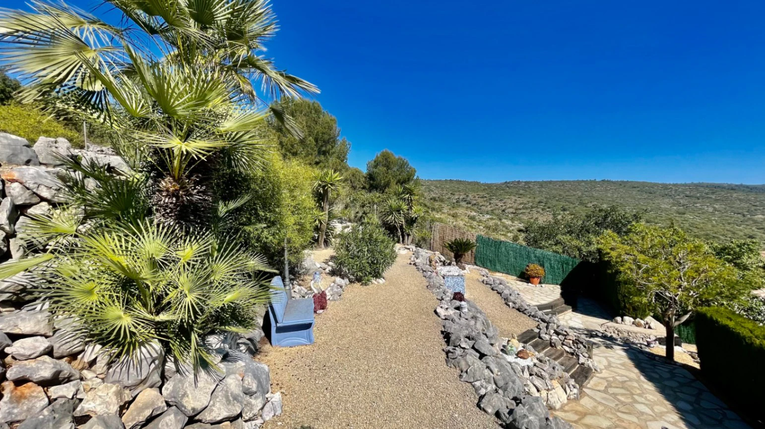 Villa en venta en Alcalali: elegante, de una sola planta, con vistas panorámicas