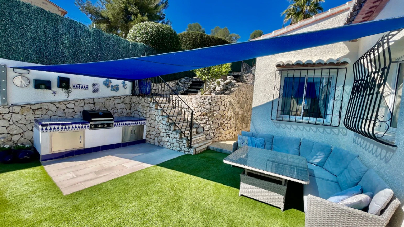 Villa en venta en Alcalali: elegante, de una sola planta, con vistas panorámicas