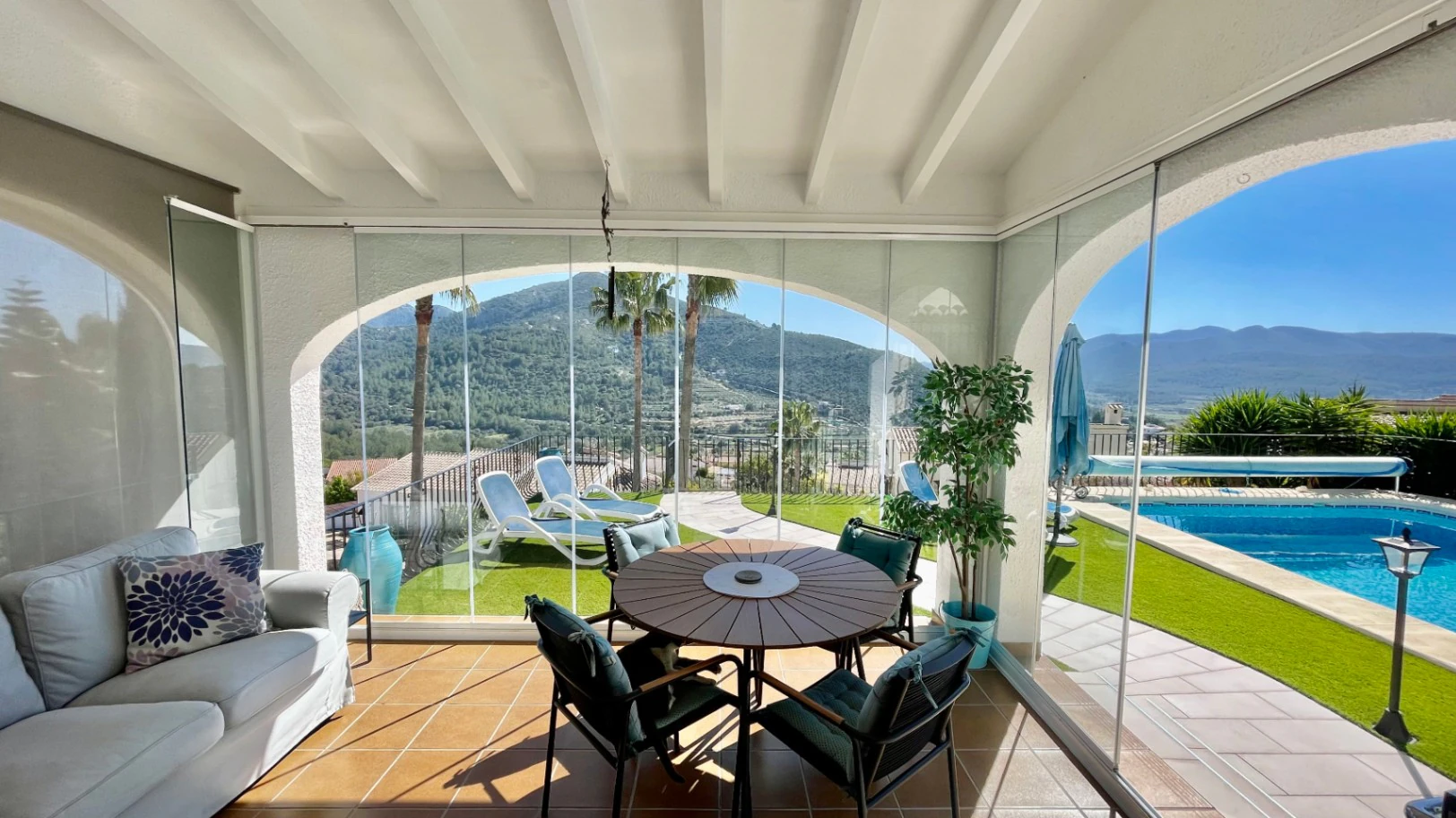 Villa en venta en Alcalali: elegante, de una sola planta, con vistas panorámicas