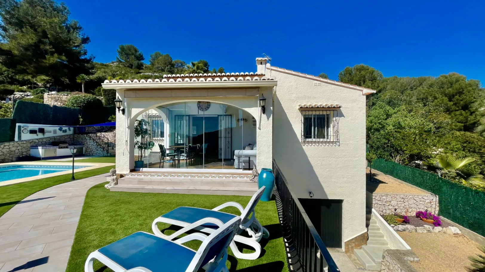 Villa en venta en Alcalali: elegante, de una sola planta, con vistas panorámicas