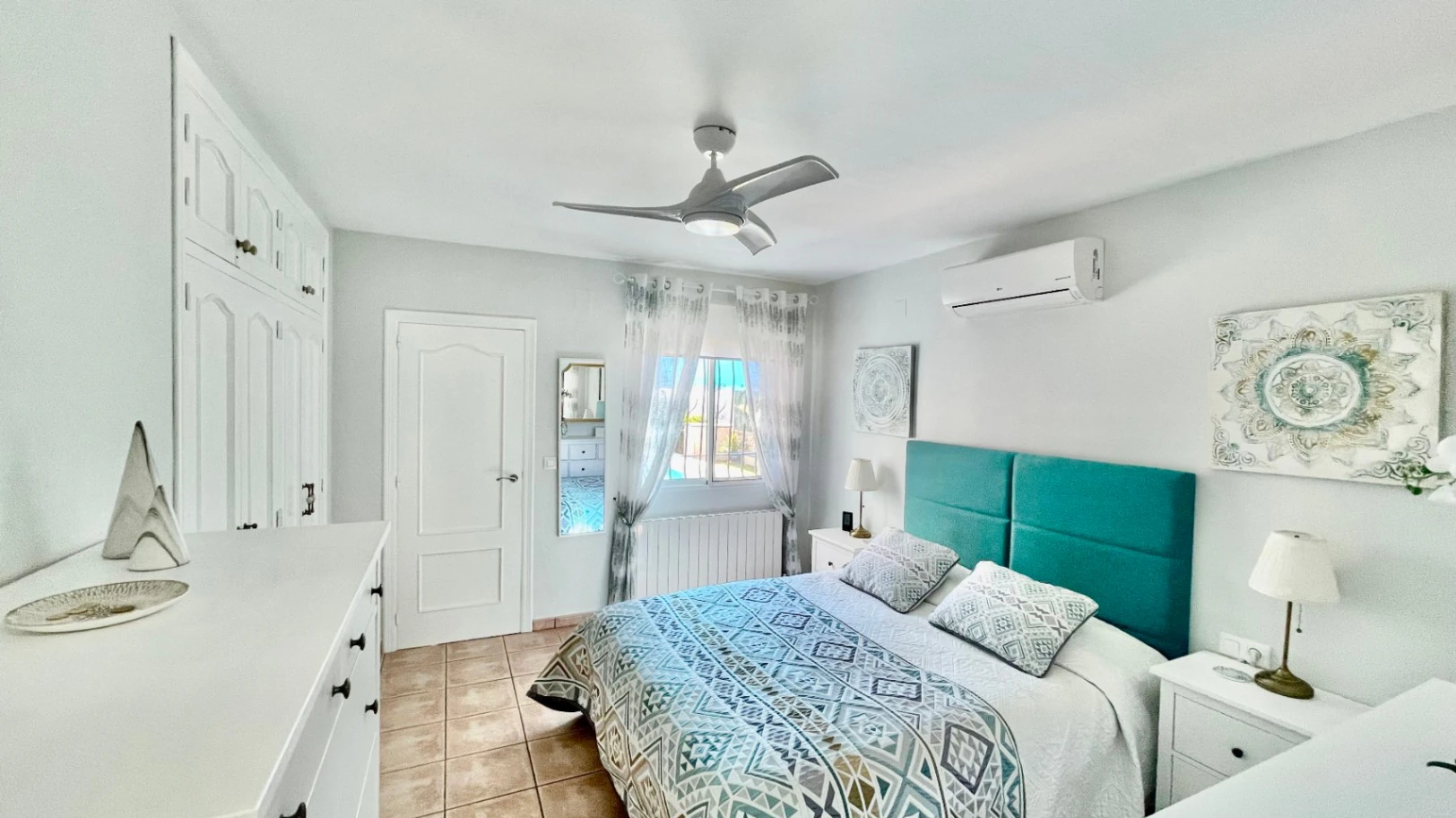 Villa en venta en Alcalali: elegante, de una sola planta, con vistas panorámicas