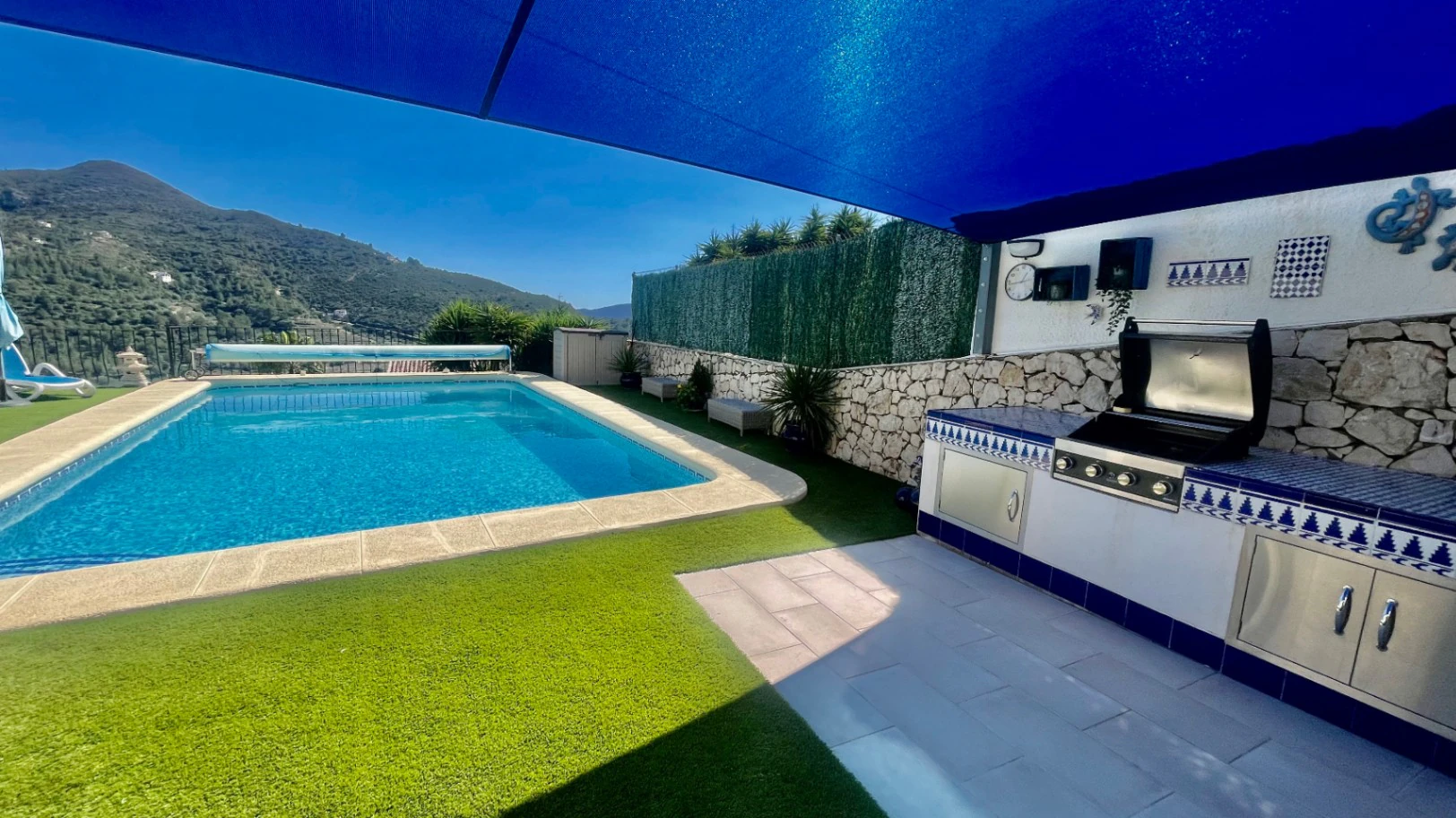 Villa en venta en Alcalali: elegante, de una sola planta, con vistas panorámicas