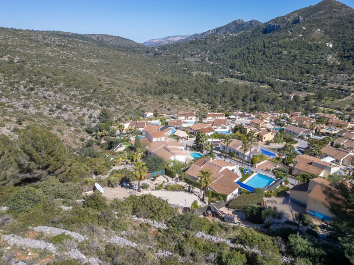 Villa en venta en Alcalali: elegante, de una sola planta, con vistas panorámicas