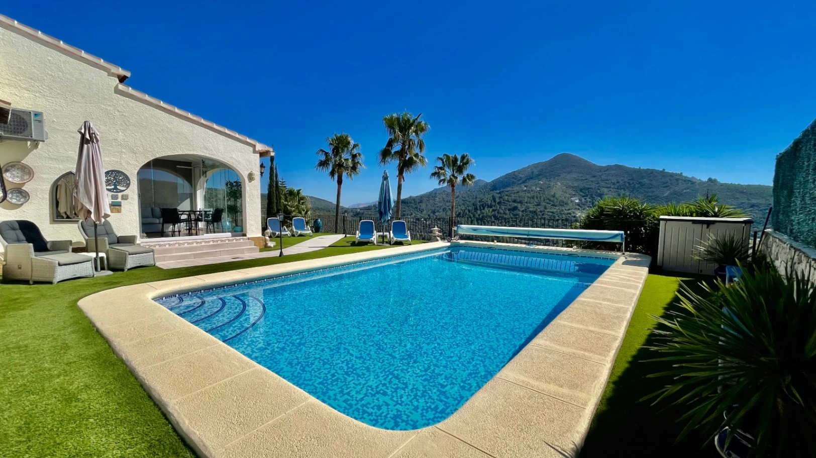 Villa en venta en Alcalali: elegante, de una sola planta, con vistas panorámicas