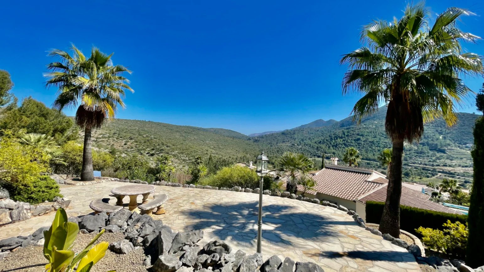 Villa en venta en Alcalali: elegante, de una sola planta, con vistas panorámicas