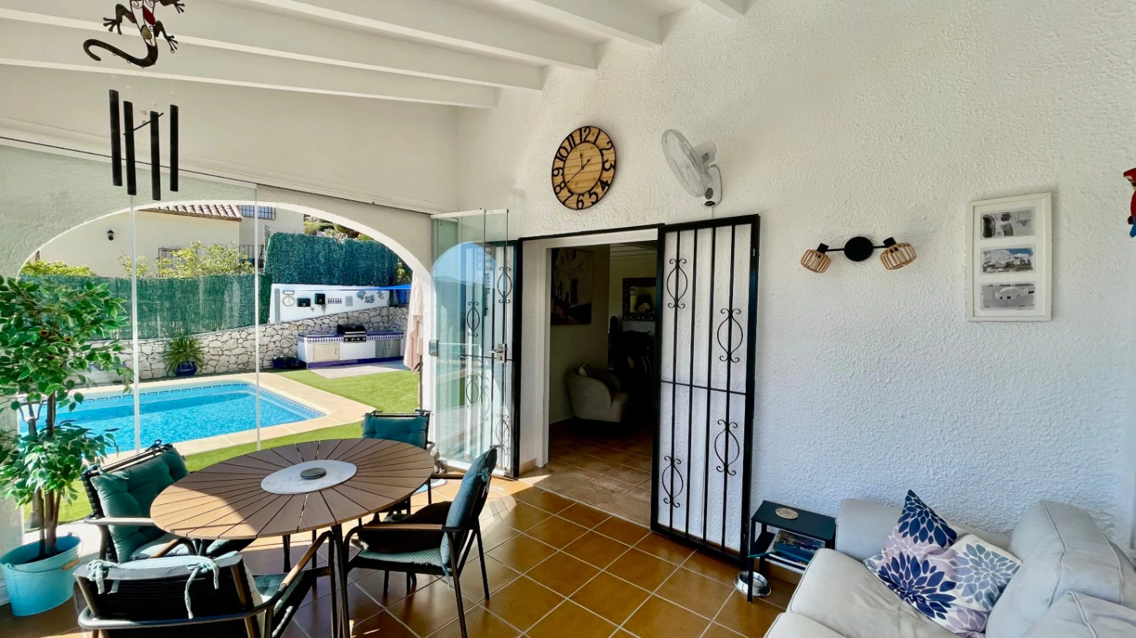 Villa en venta en Alcalali: elegante, de una sola planta, con vistas panorámicas