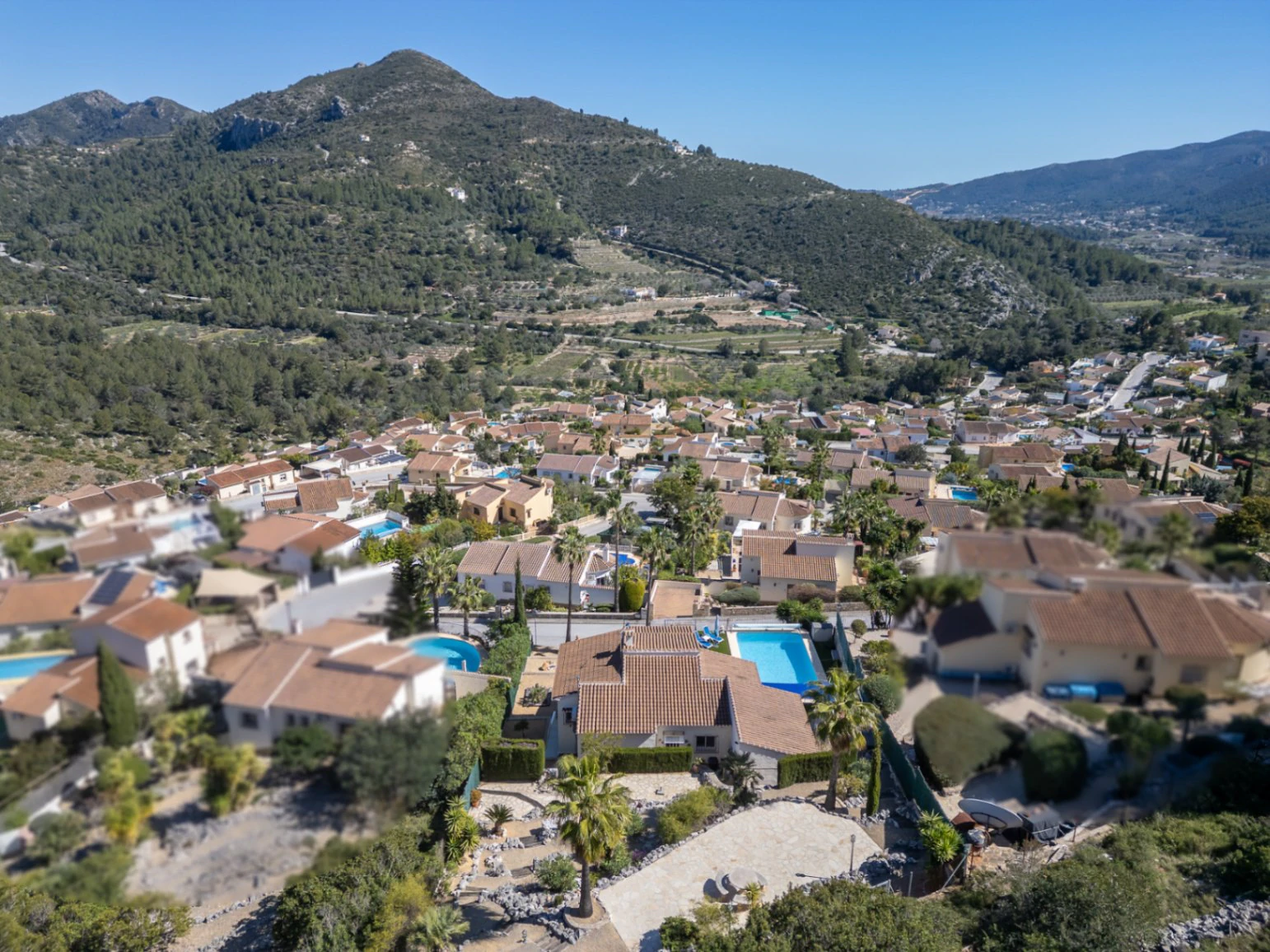 Villa en venta en Alcalali: elegante, de una sola planta, con vistas panorámicas