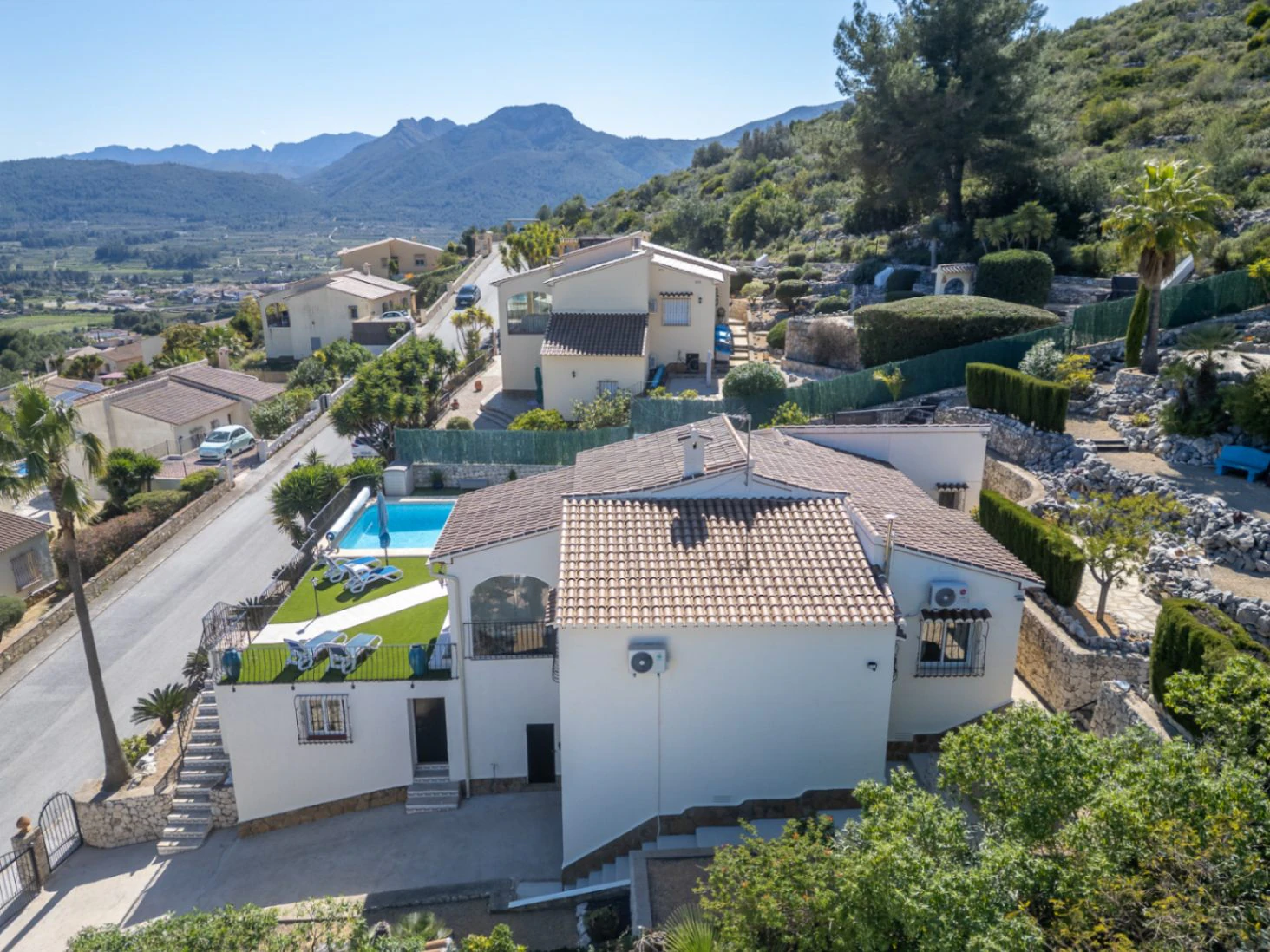 Villa en venta en Alcalali: elegante, de una sola planta, con vistas panorámicas