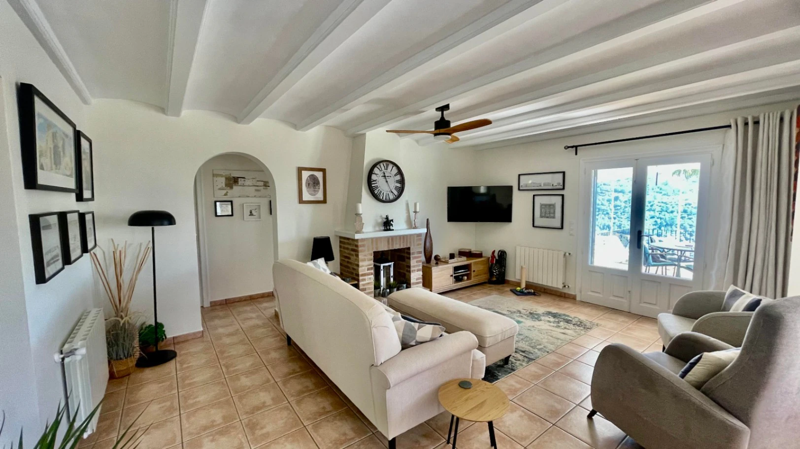 Villa en venta en Alcalali: elegante, de una sola planta, con vistas panorámicas
