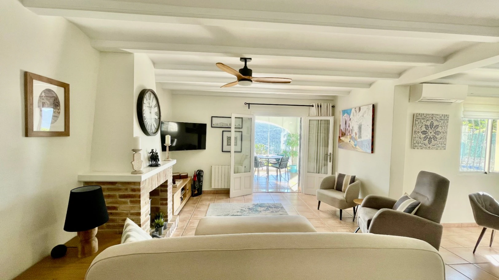 Villa en venta en Alcalali: elegante, de una sola planta, con vistas panorámicas