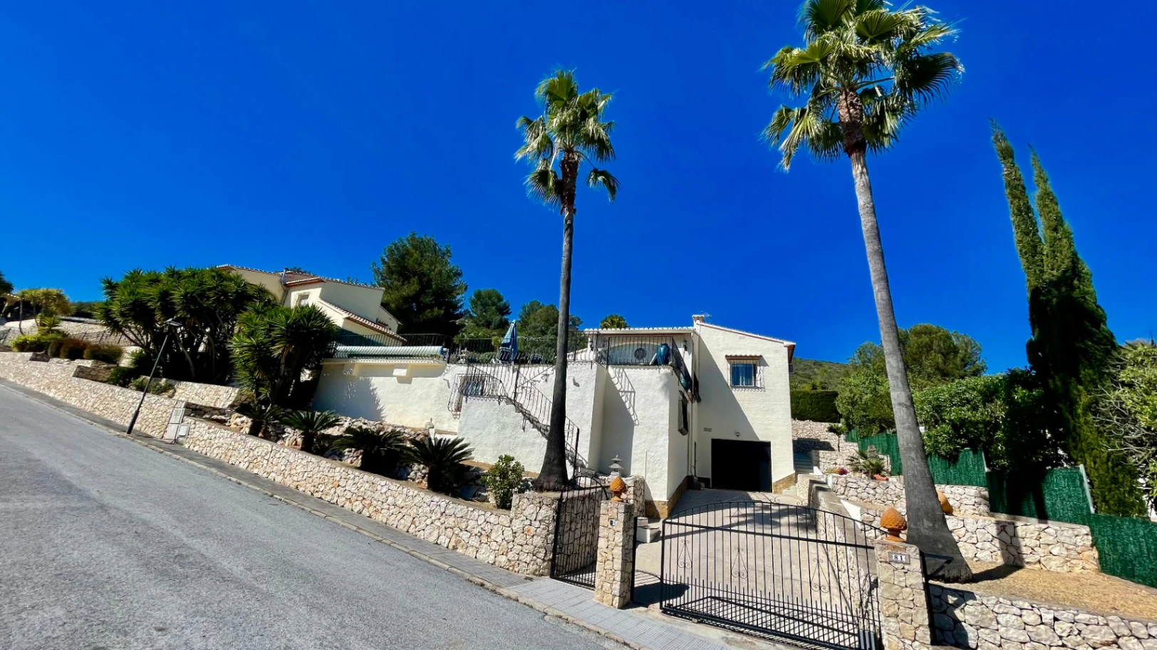 Villa en venta en Alcalali: elegante, de una sola planta, con vistas panorámicas