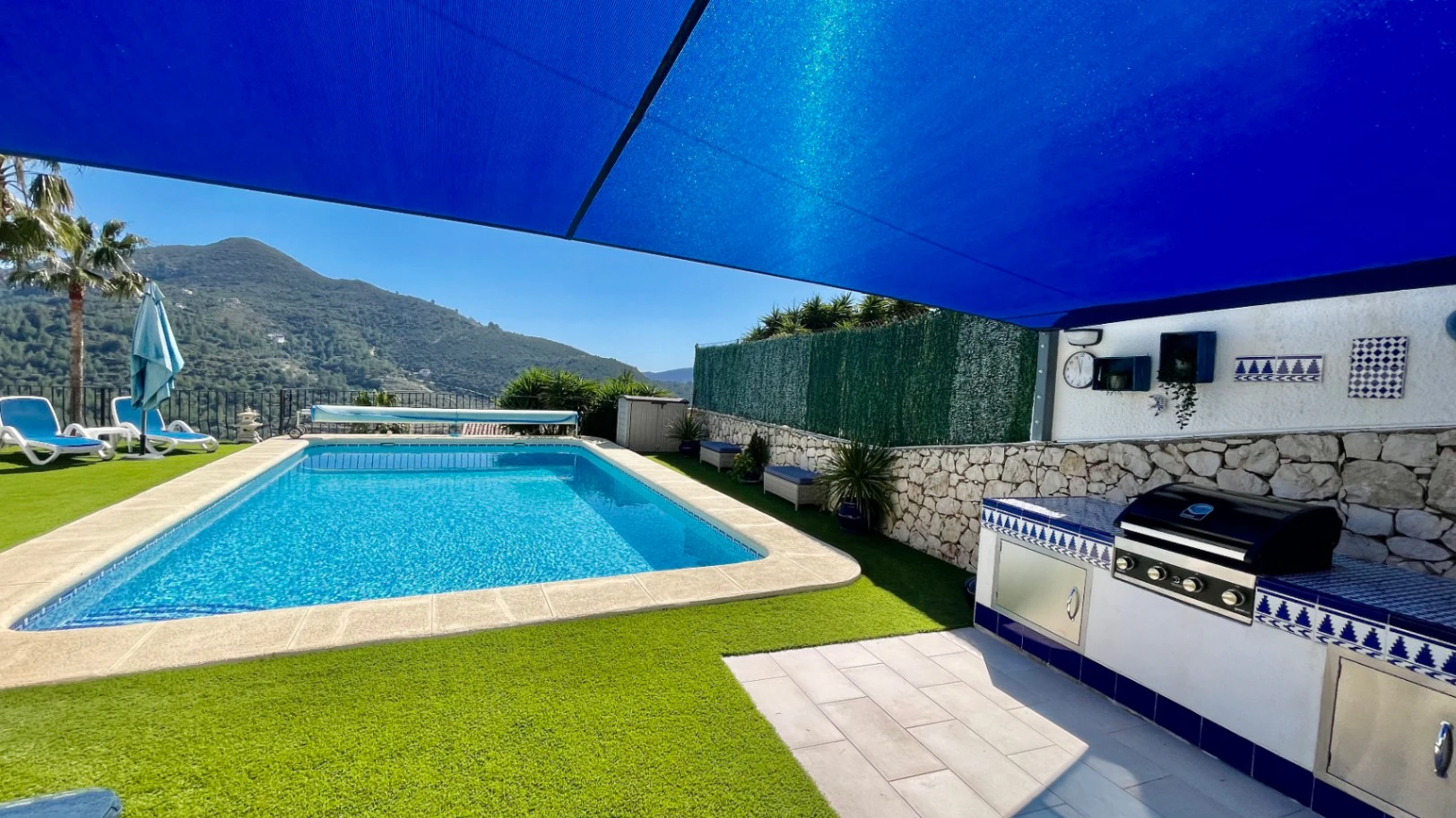 Villa en venta en Alcalali: elegante, de una sola planta, con vistas panorámicas