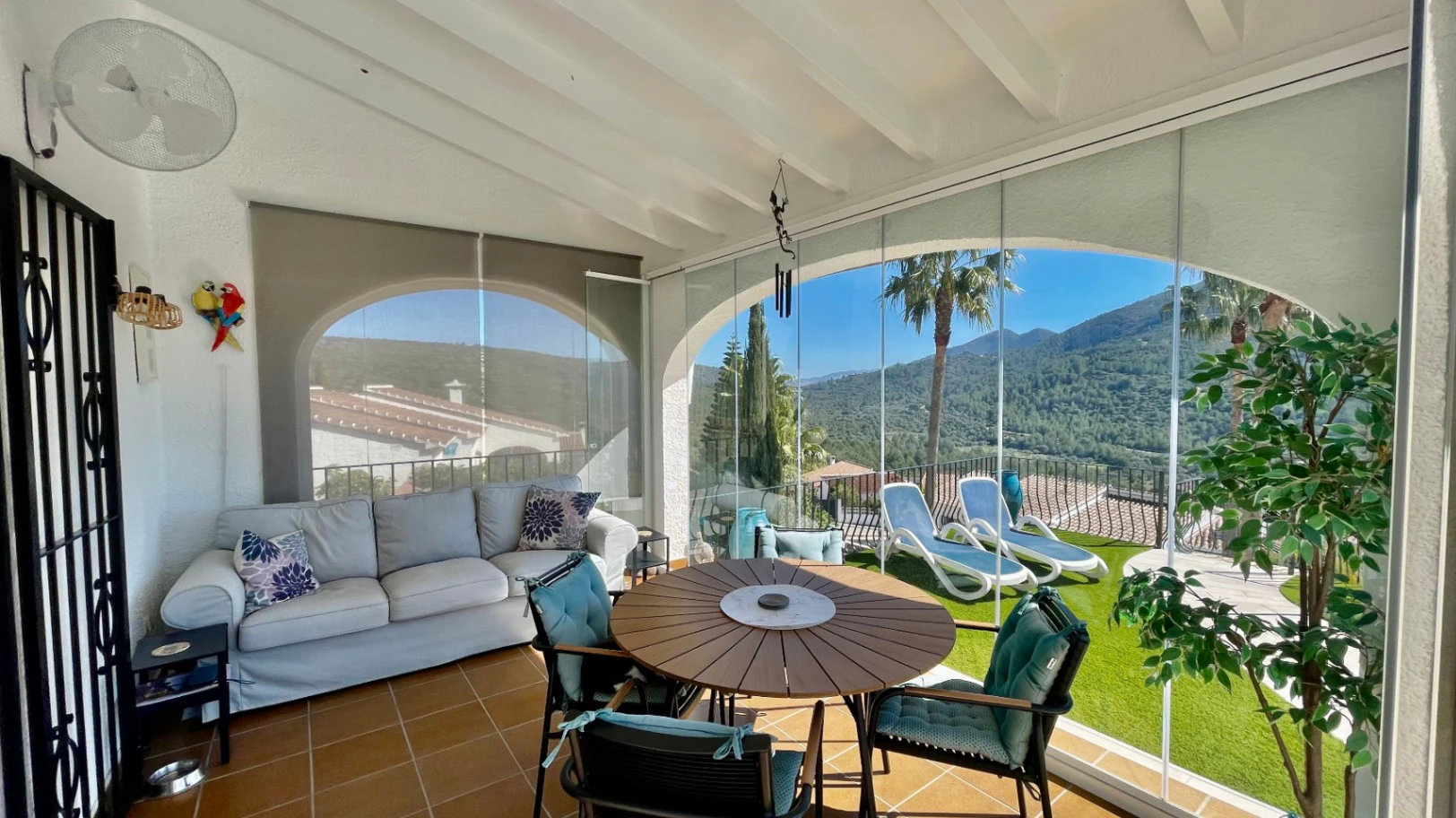 Villa en venta en Alcalali: elegante, de una sola planta, con vistas panorámicas