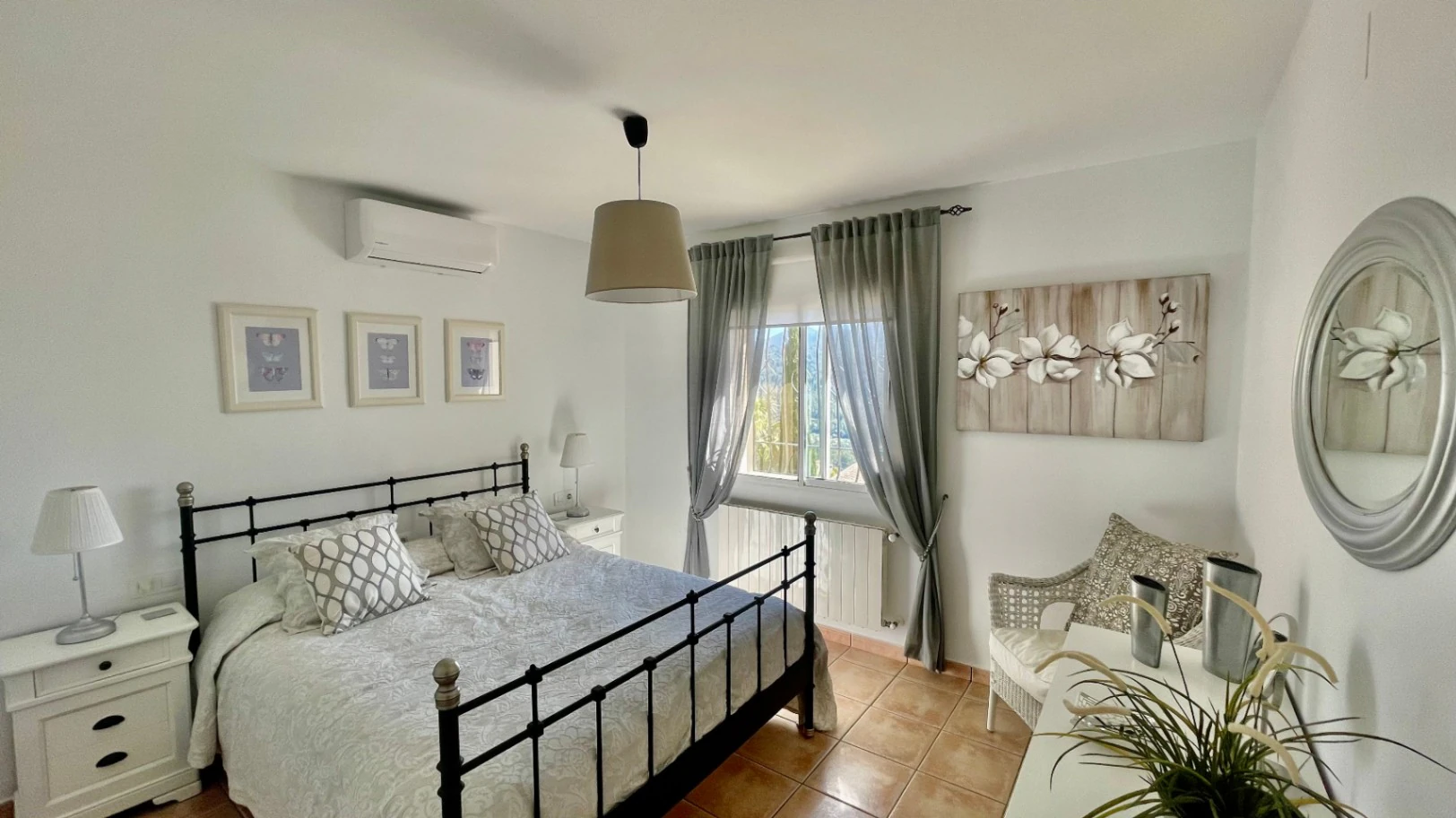 Villa en venta en Alcalali: elegante, de una sola planta, con vistas panorámicas